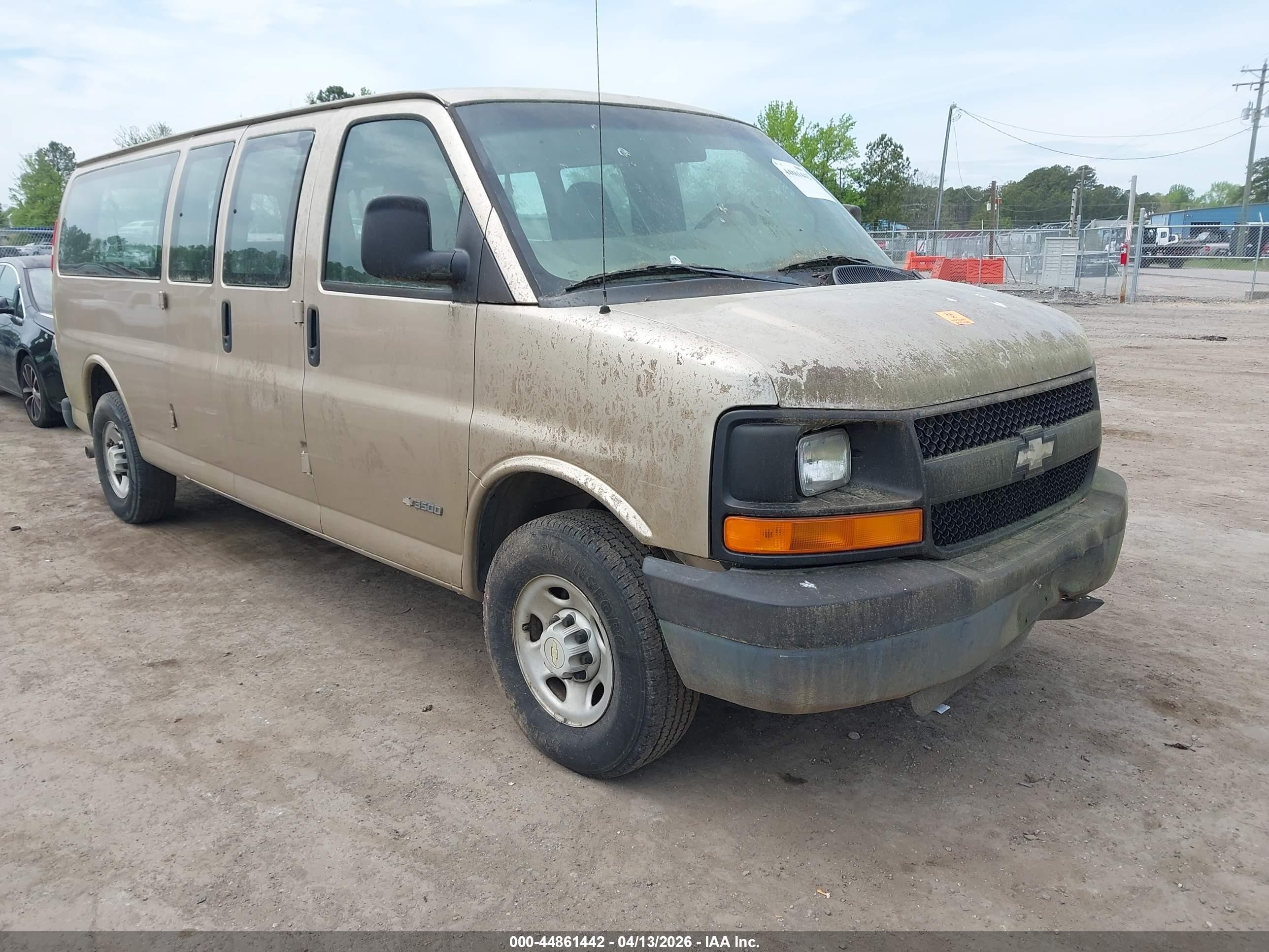 2005 Chevrolet Express Passenger, VIN 1GAHG39UX51212761 — Normal wear