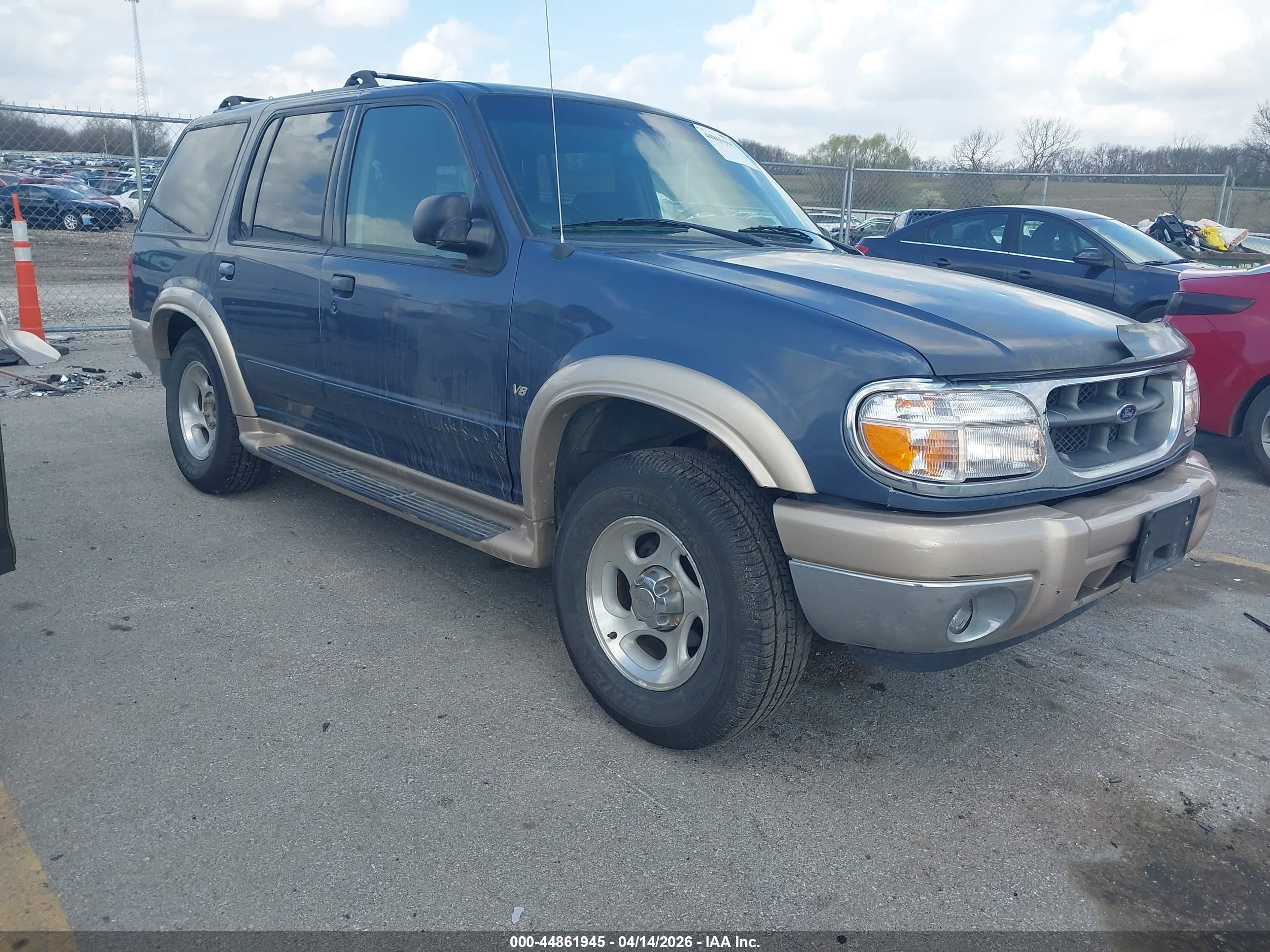 2000 Ford Explorer Eddie Bauer, VIN 1FMDU84P4YUB60264 — Side
