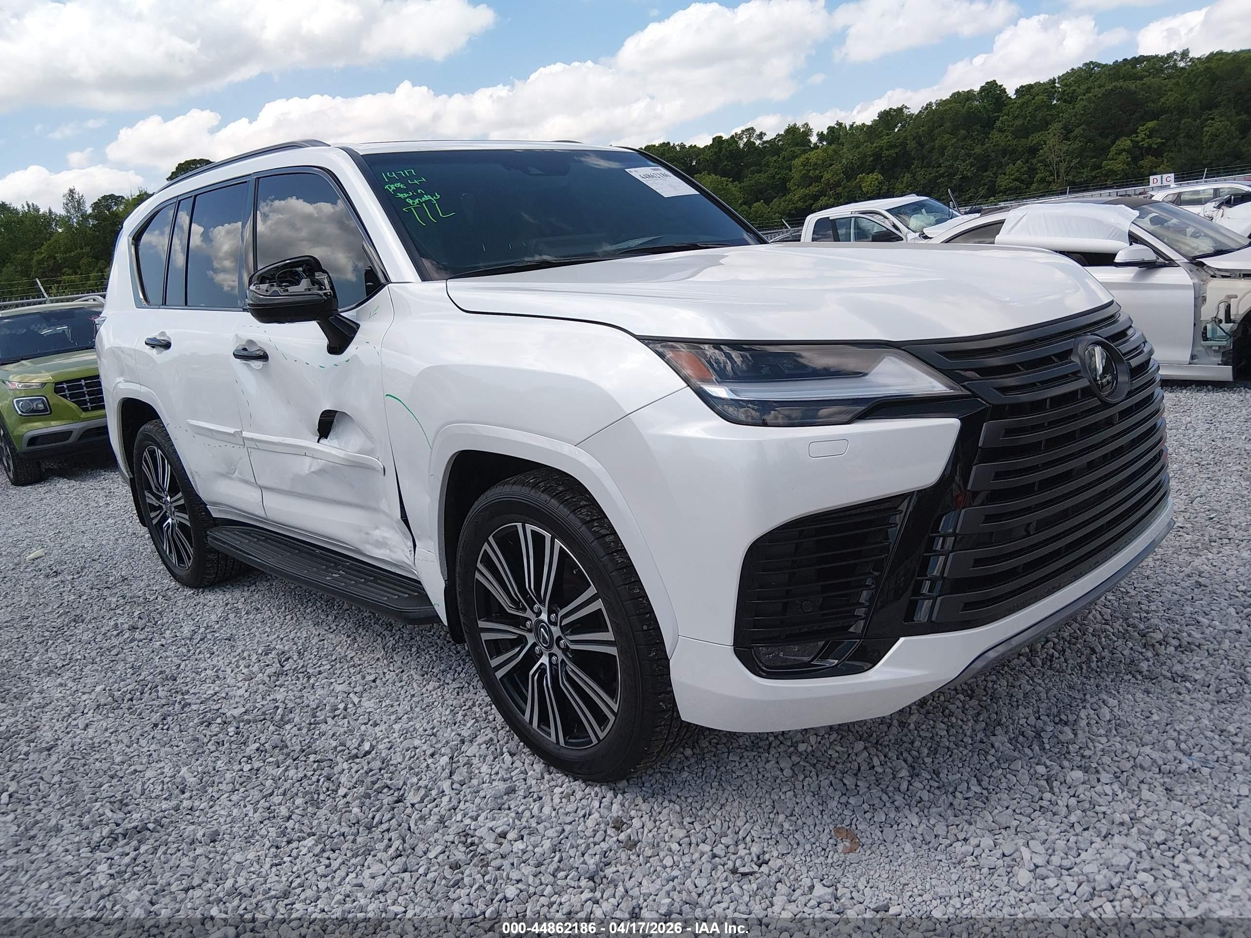 2024 Lexus LX 600 Luxury, VIN JTJGB7CX1R4058289 — Бок