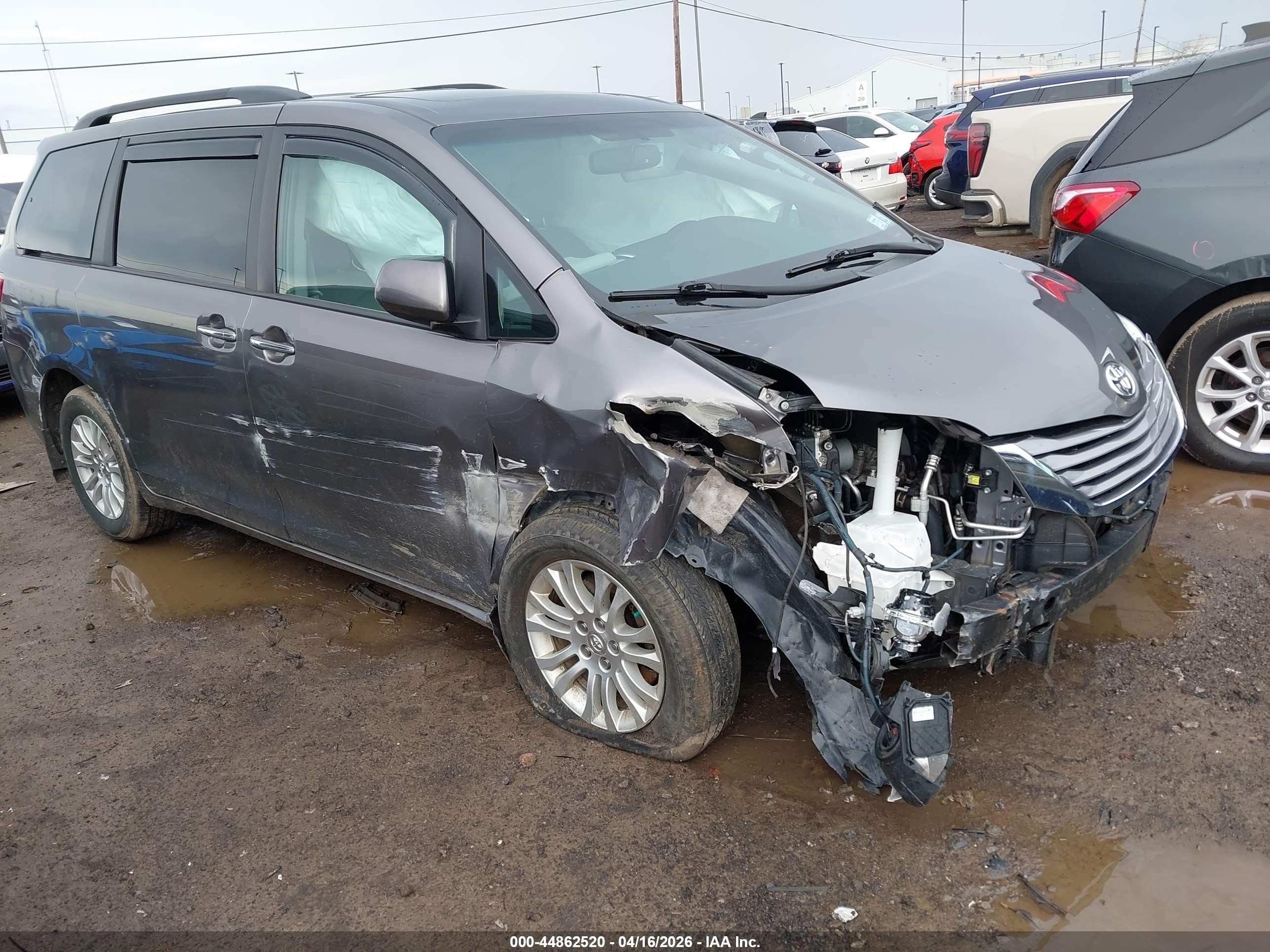 2017 Toyota Sienna XLE, VIN 5TDYZ3DC7HS799458 — Front end