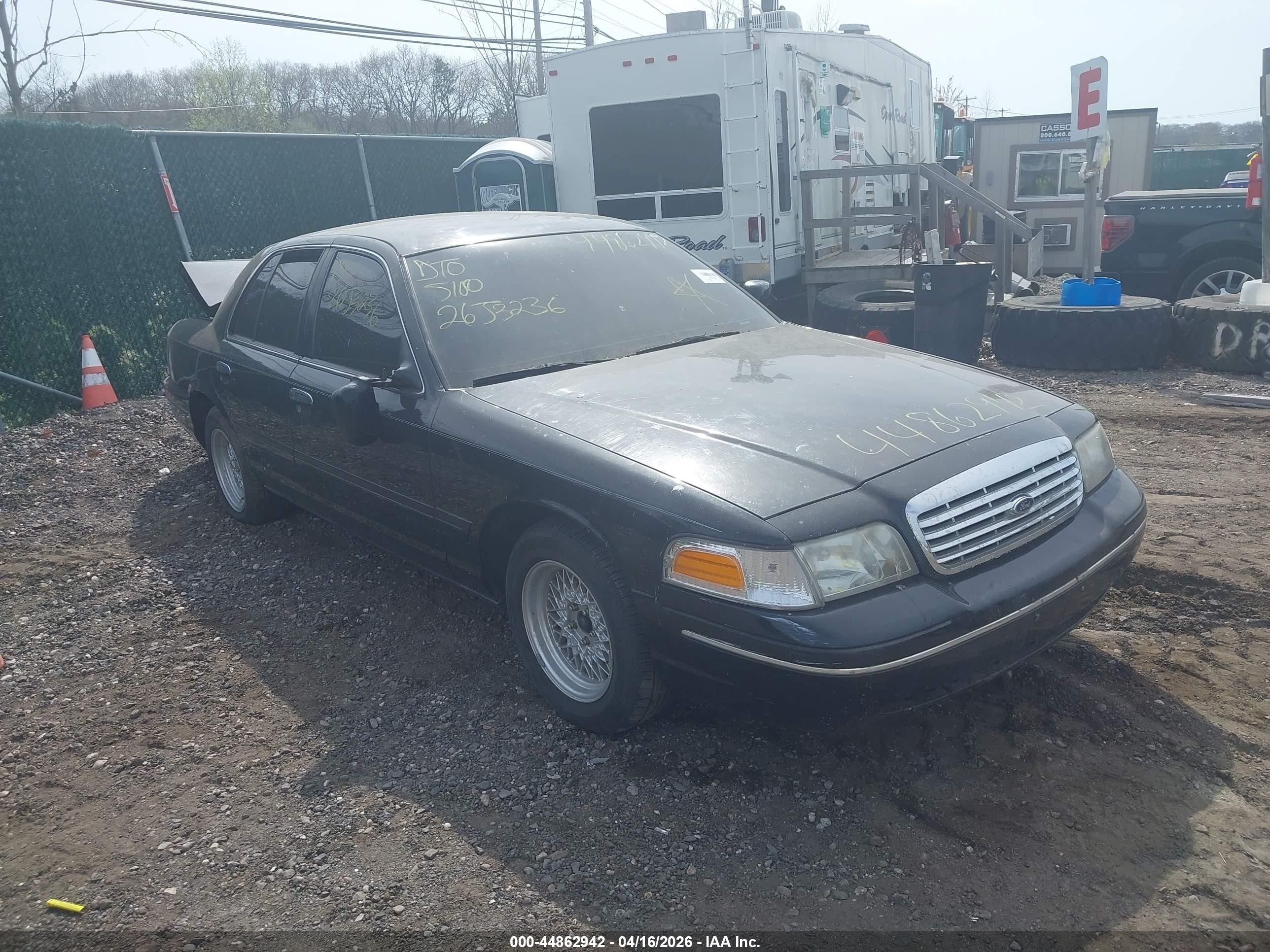 2000 Ford Crown Victoria LX, VIN 2FAFP74W2YX154340 — Not stated