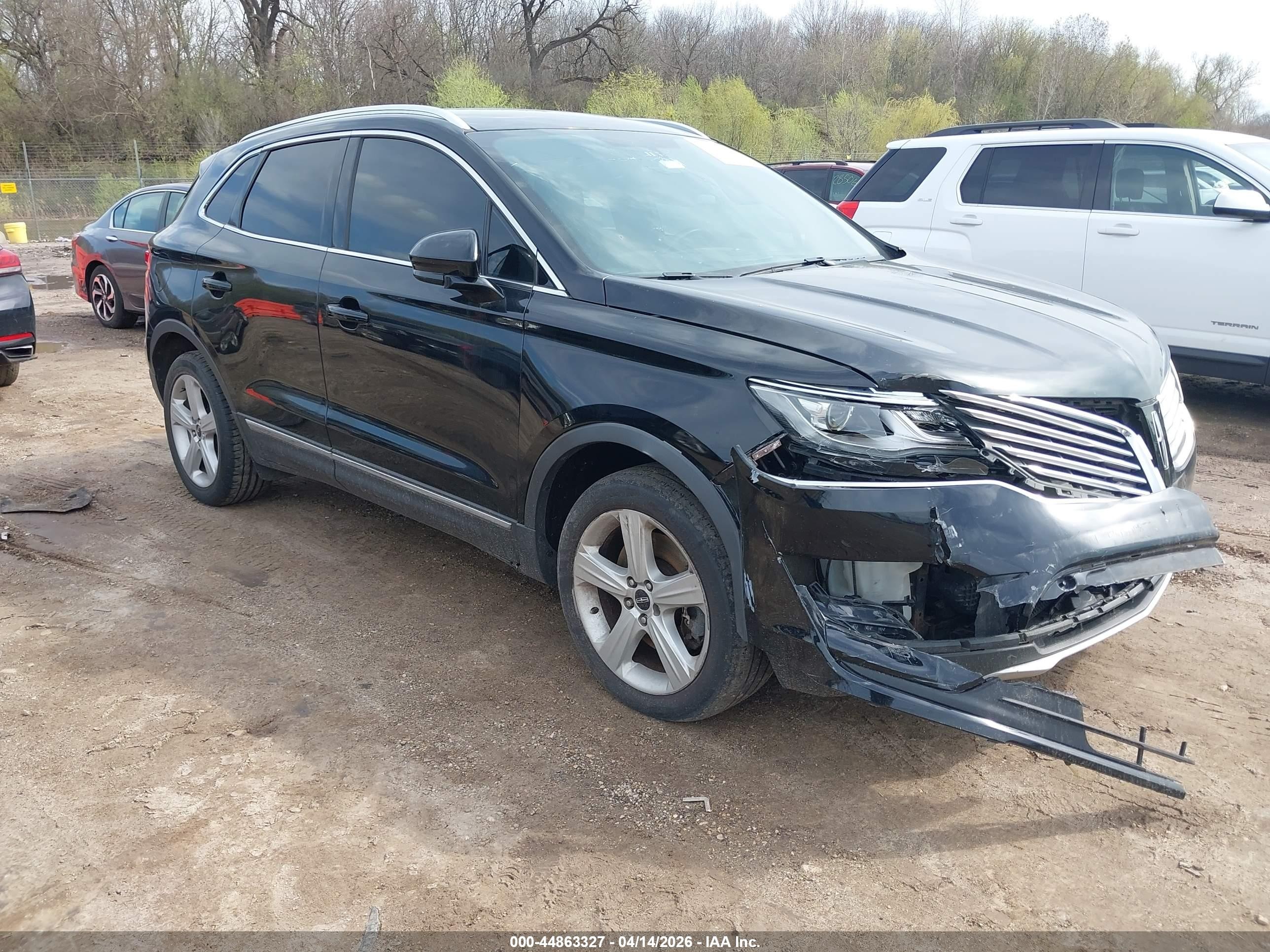 2016 Lincoln MKC Premier, VIN 5LMCJ1D93GUJ12621 — Front end