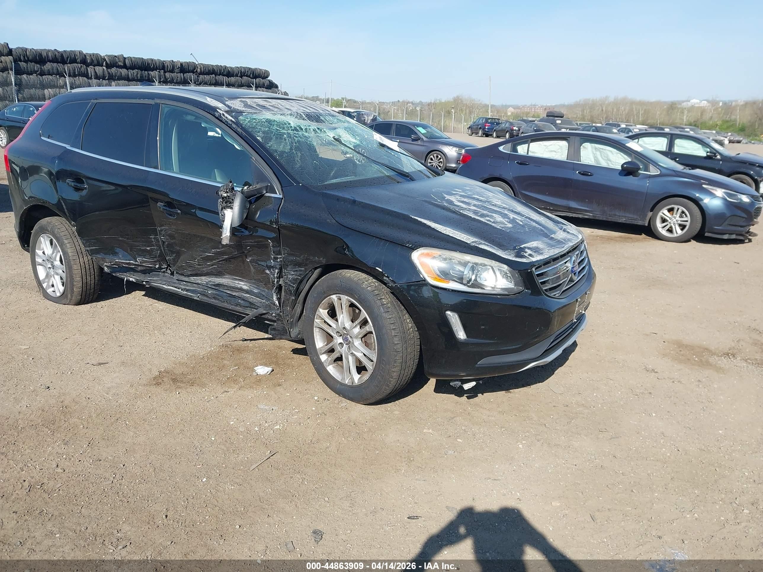 2015 Volvo XC60 T5 Platinum, VIN YV4612RM7F2733827 — Side
