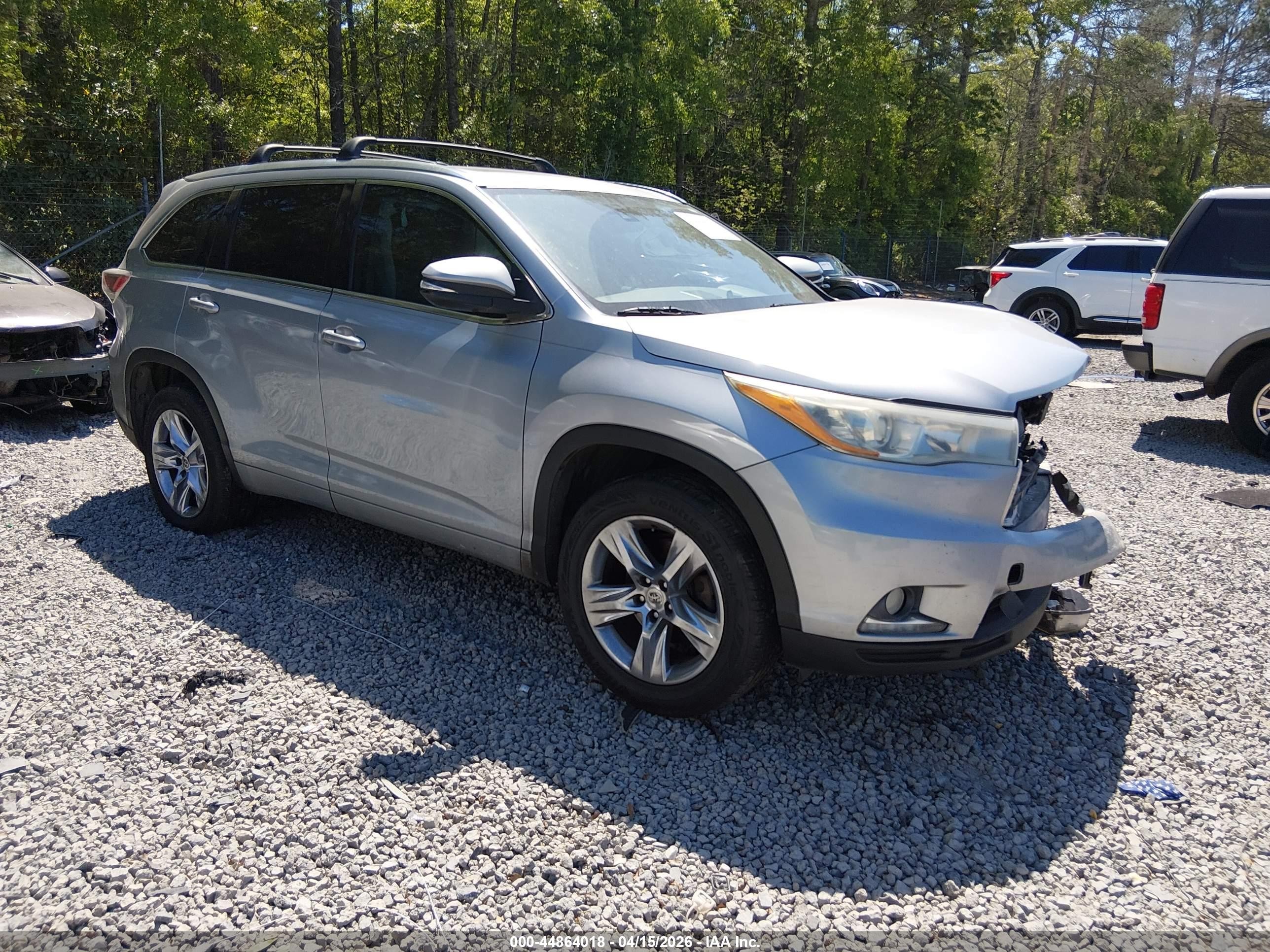 2015 Toyota Highlander Limited, VIN 5TDYKRFH8FS114655 — Front end