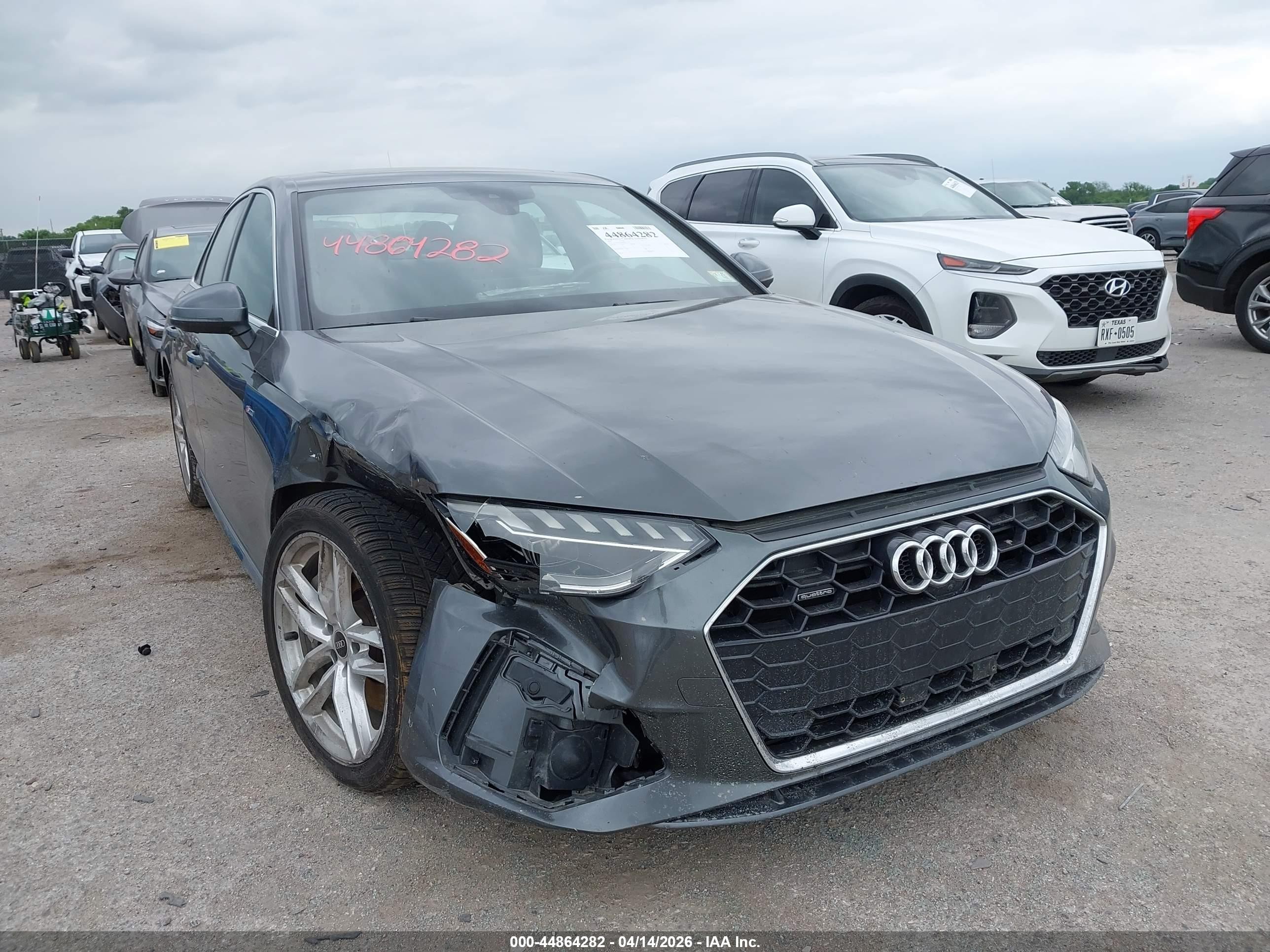 2022 Audi A4 S line Premium Plus, VIN WAUEAAF4XNN014319 — Перед