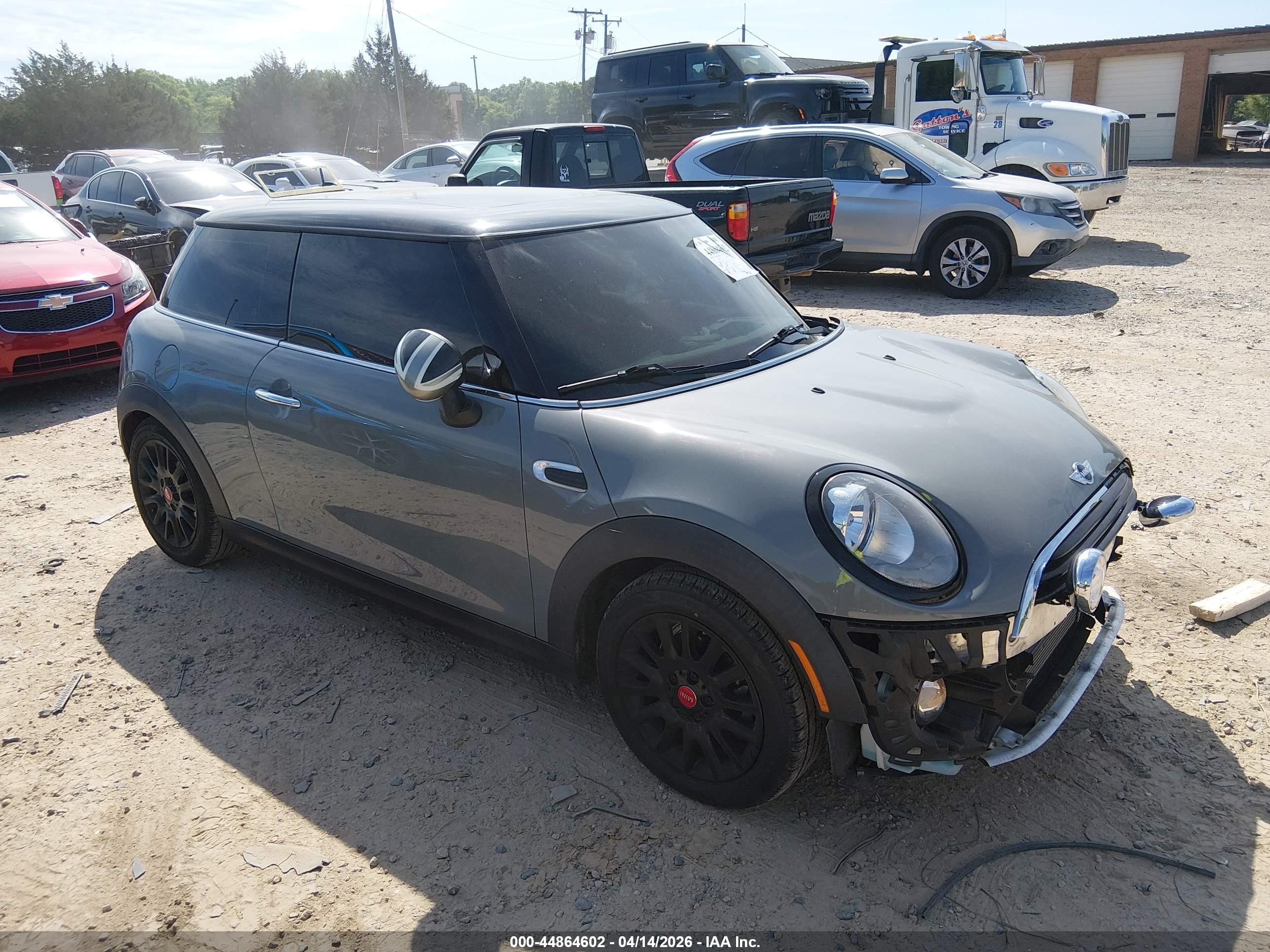 2016 MINI Hardtop, VIN WMWXP5C53G2D15369 — Перед