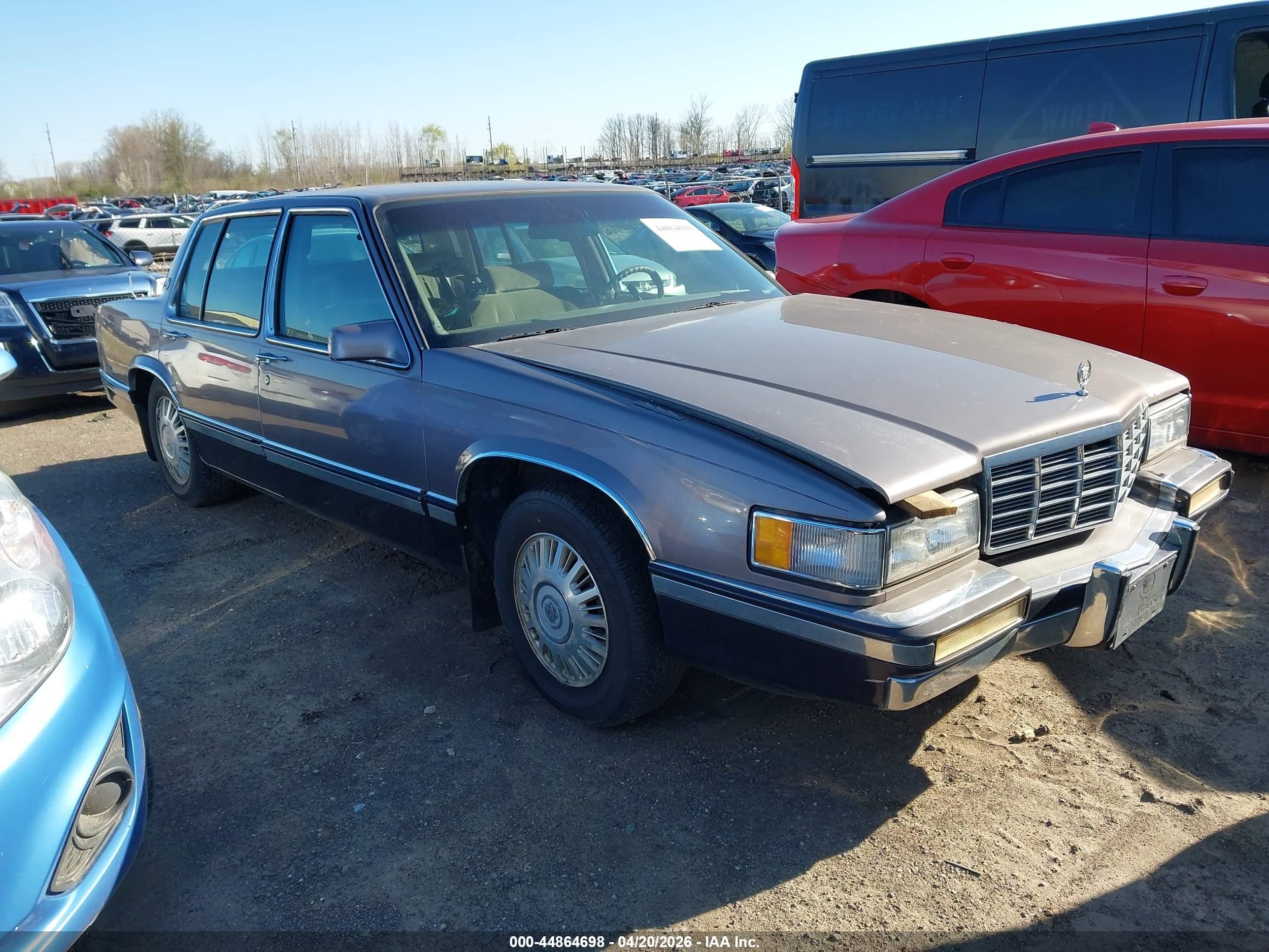 1992 Cadillac DeVille, VIN 1G6CD53B8N4320021 — Перед
