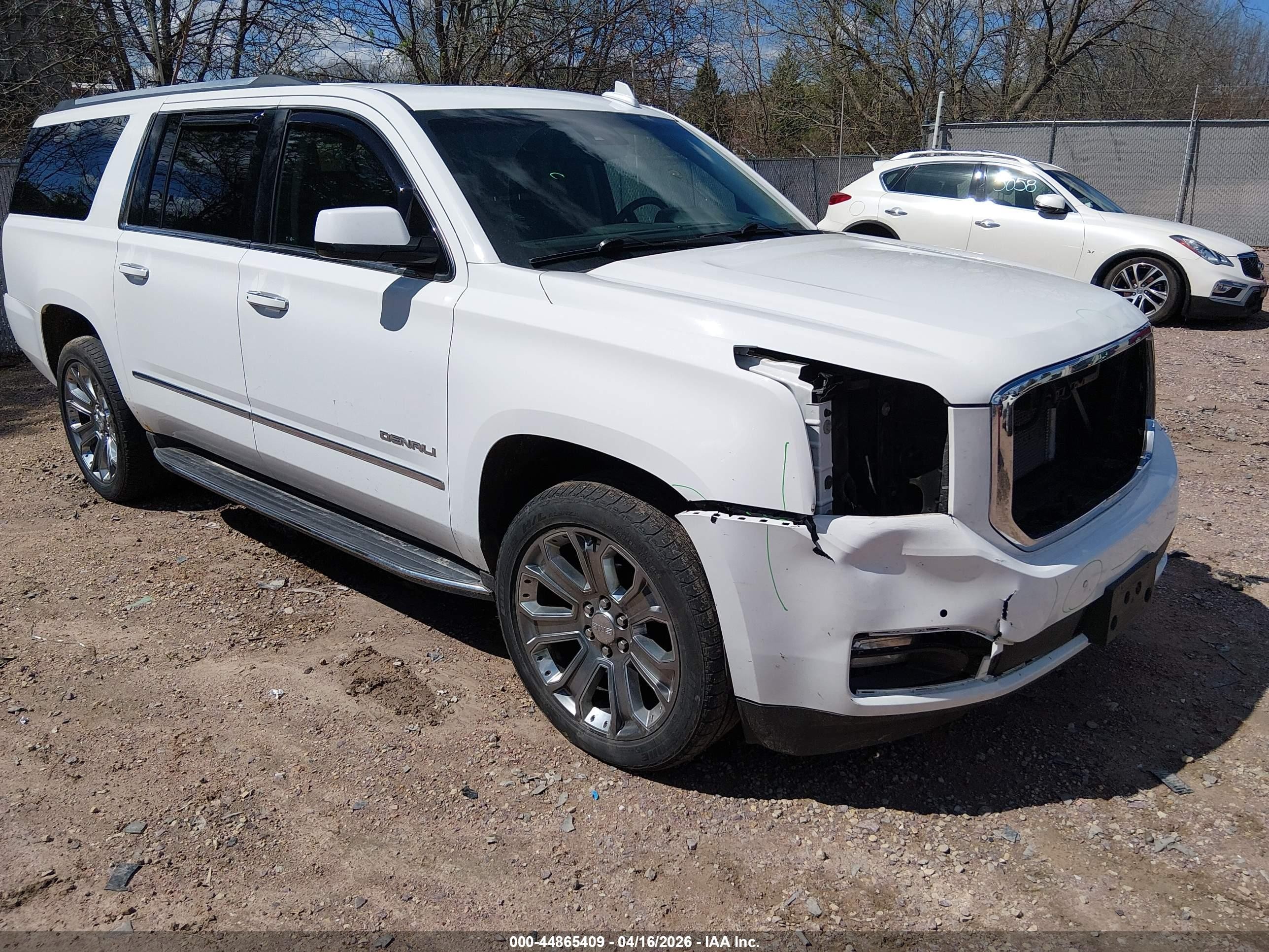 2016 GMC Yukon XL Denali, VIN 1GKS2HKJXGR132314 — Front end