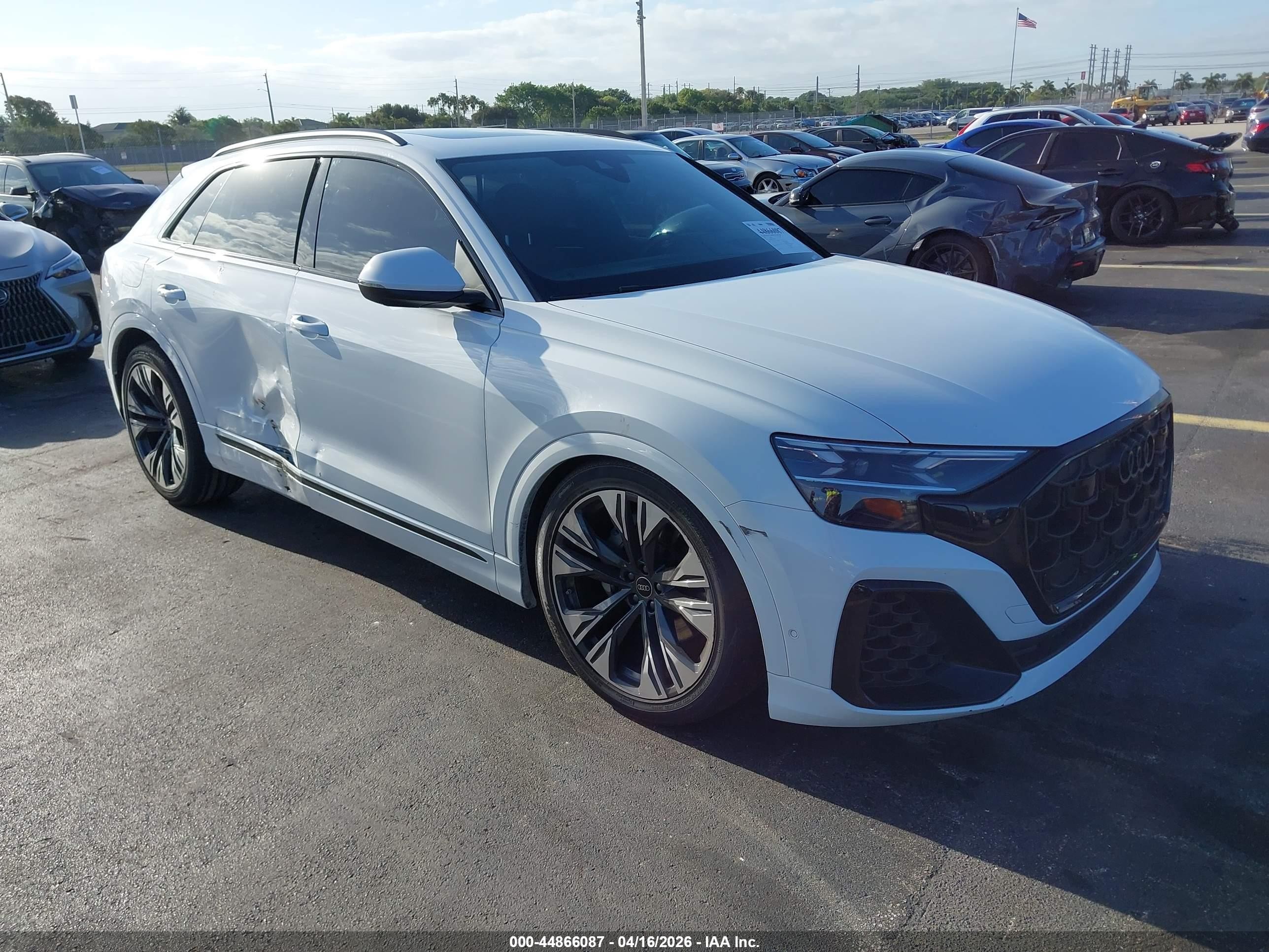 2025 Audi Q8 Prestige, VIN WA1FVBF14SD018045 — Бок