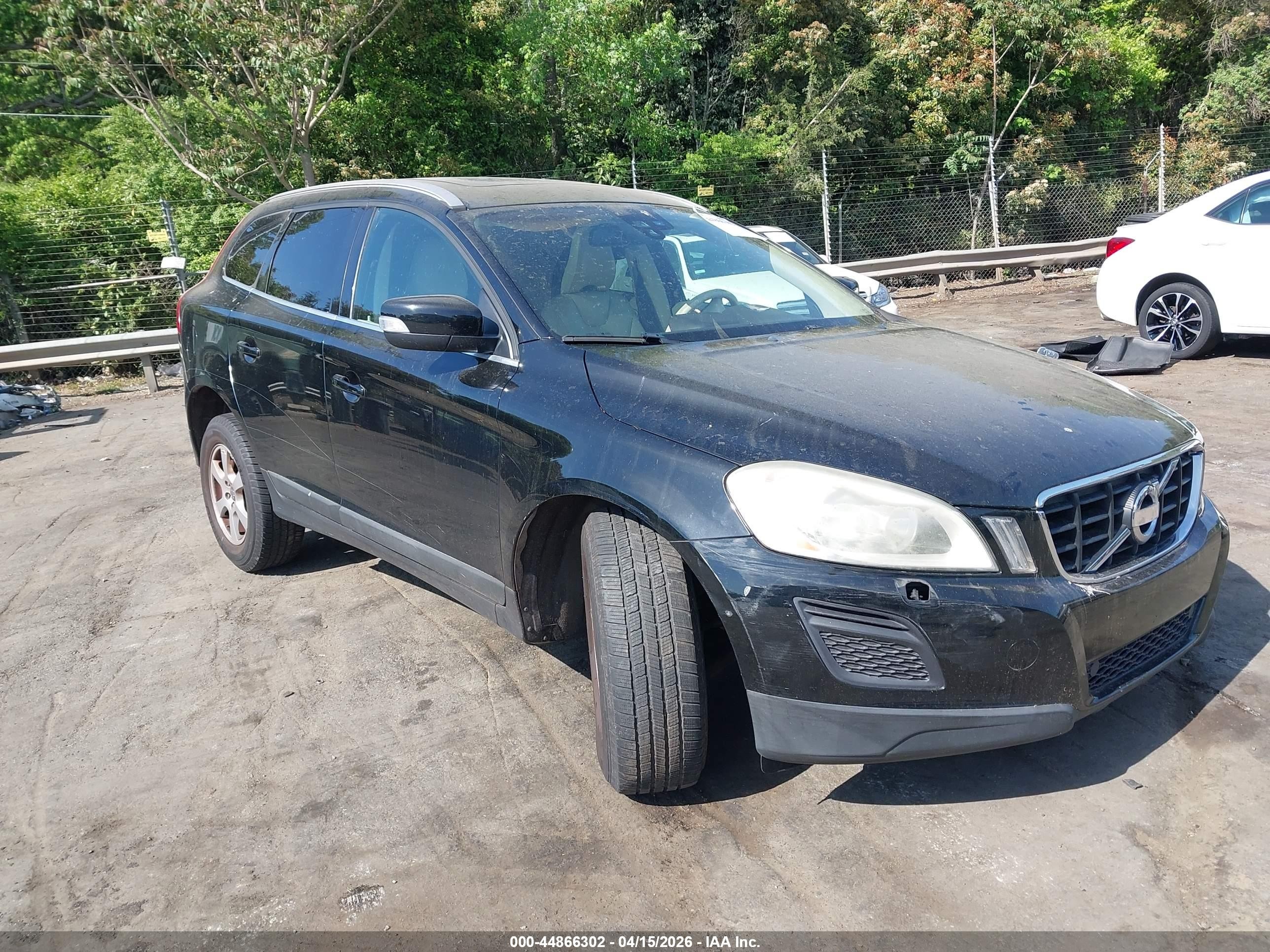 2011 Volvo XC60 3.2L, VIN YV4952DL6B2165967 — Side
