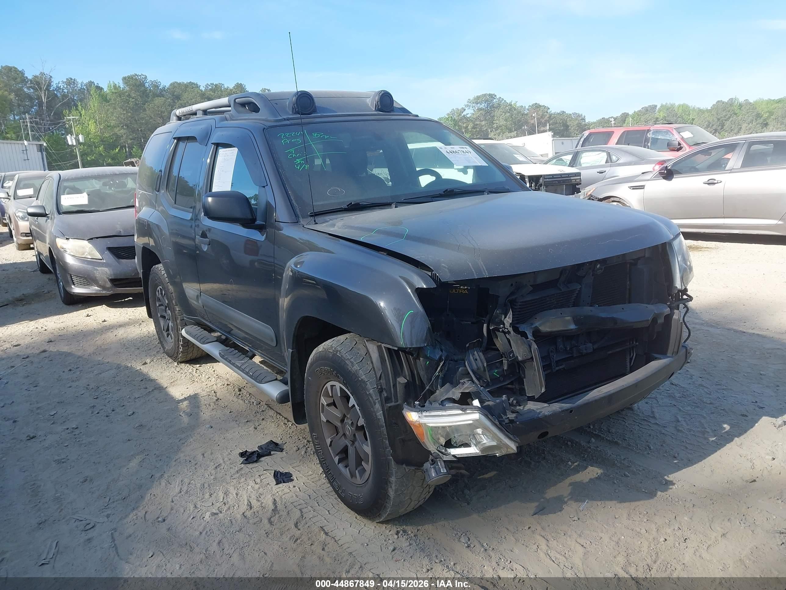 2015 Nissan Xterra S, VIN 5N1AN0NW6FN660439 — Front end