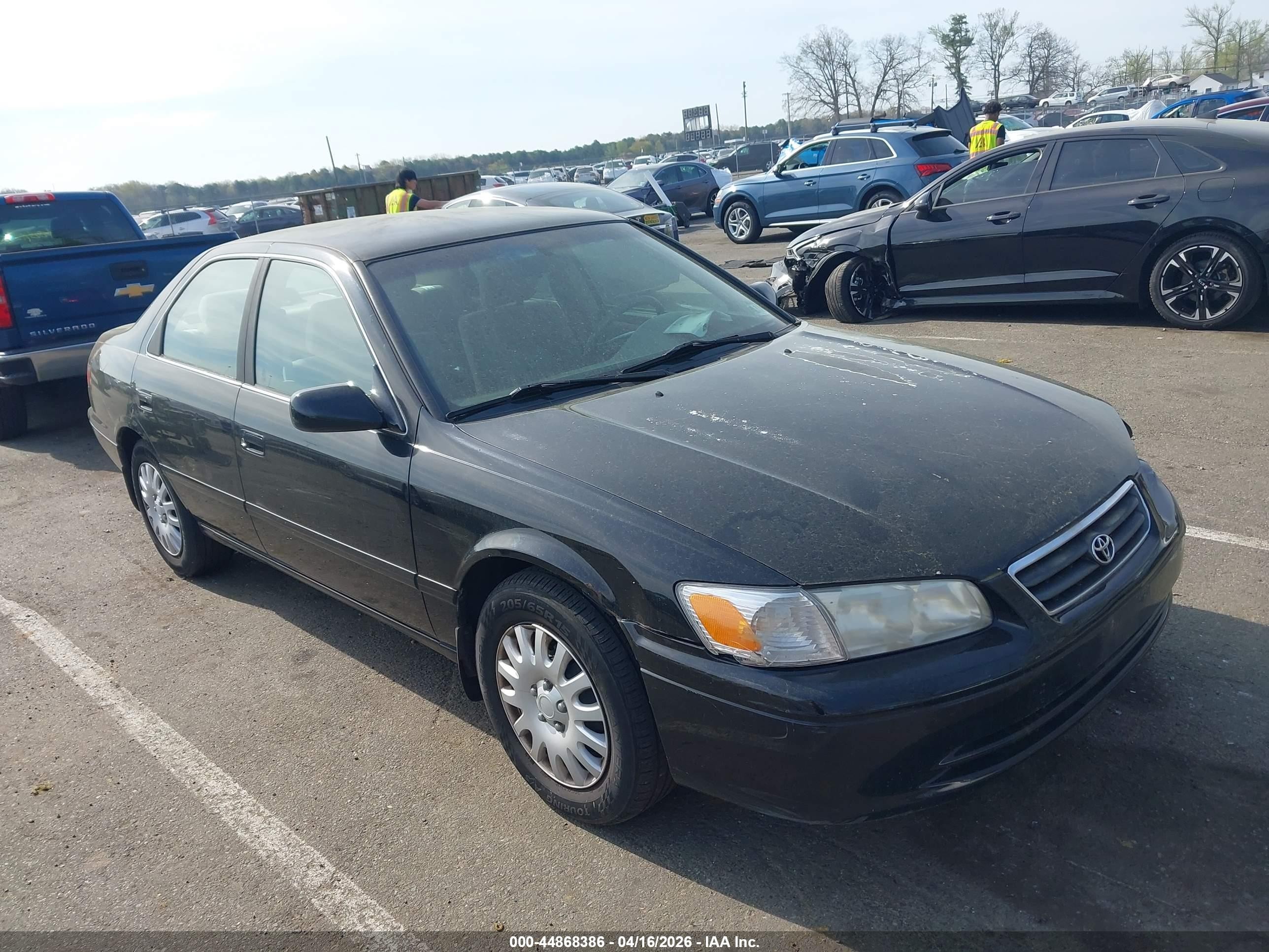 2000 Toyota Camry LE, VIN JT2BG22K8Y0465726 — Front end