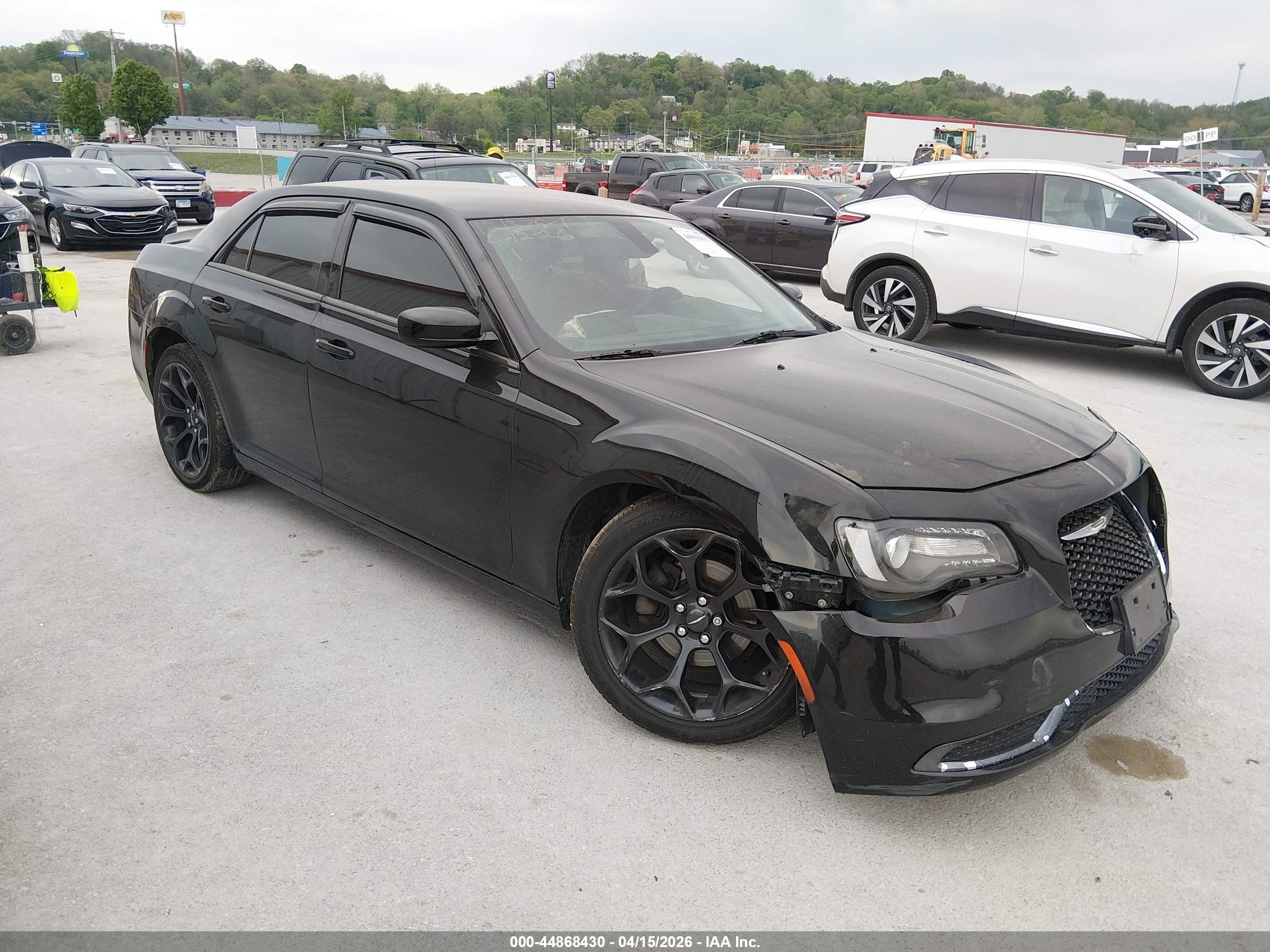2019 Chrysler 300 Touring, VIN 2C3CCAAG1KH663926 — Перед