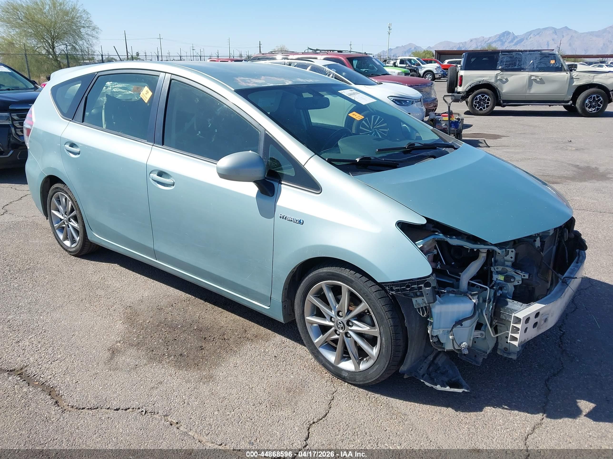 2015 Toyota Prius Two, VIN JTDZN3EU7FJ032985 — Front end