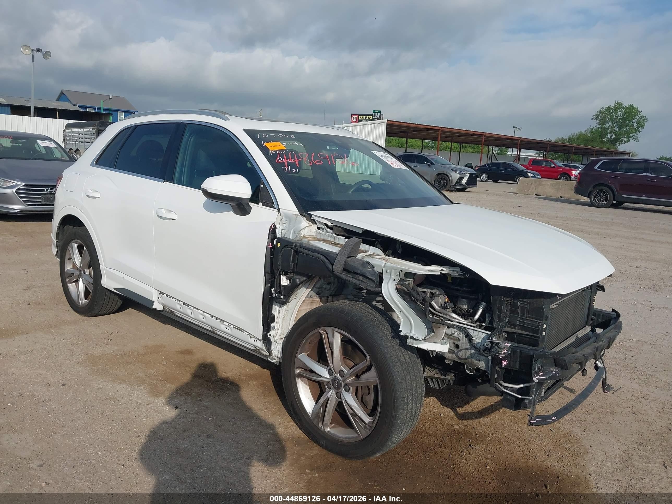 2019 Audi Q3 S line Premium, VIN WA1DECF30K1082258 — Перед