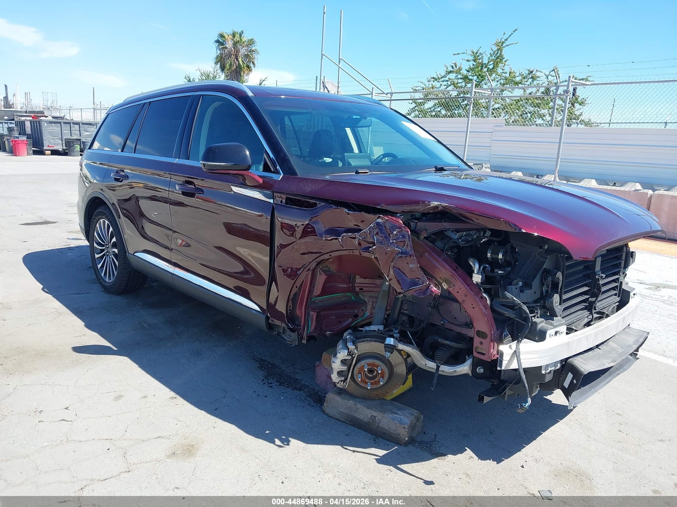 2022 Lincoln Aviator Standard, VIN 5LM5J6WC5NGL18856 — Front end