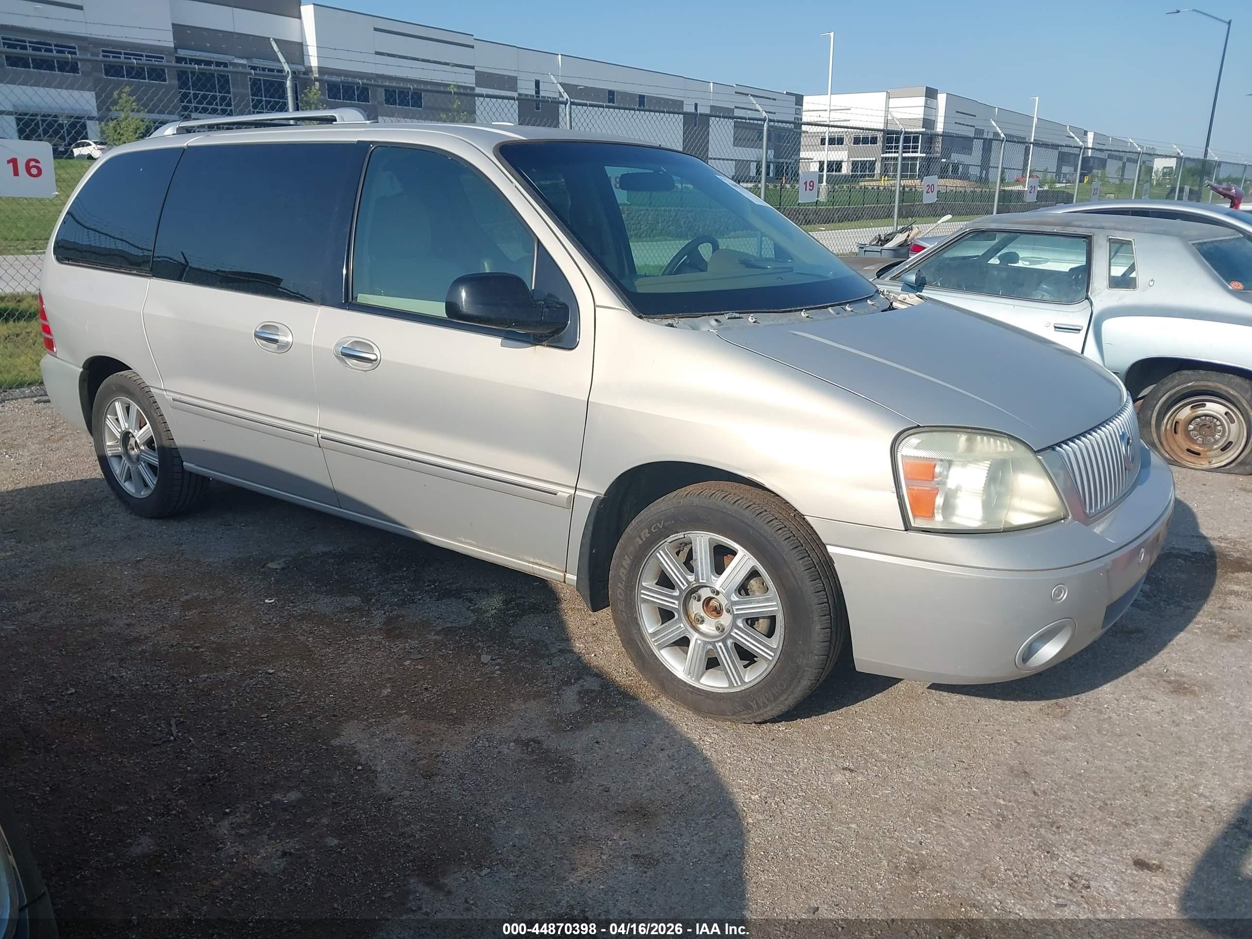 2006 Mercury Monterey Luxury, VIN 2MRDA22256BJ02293 — Front end