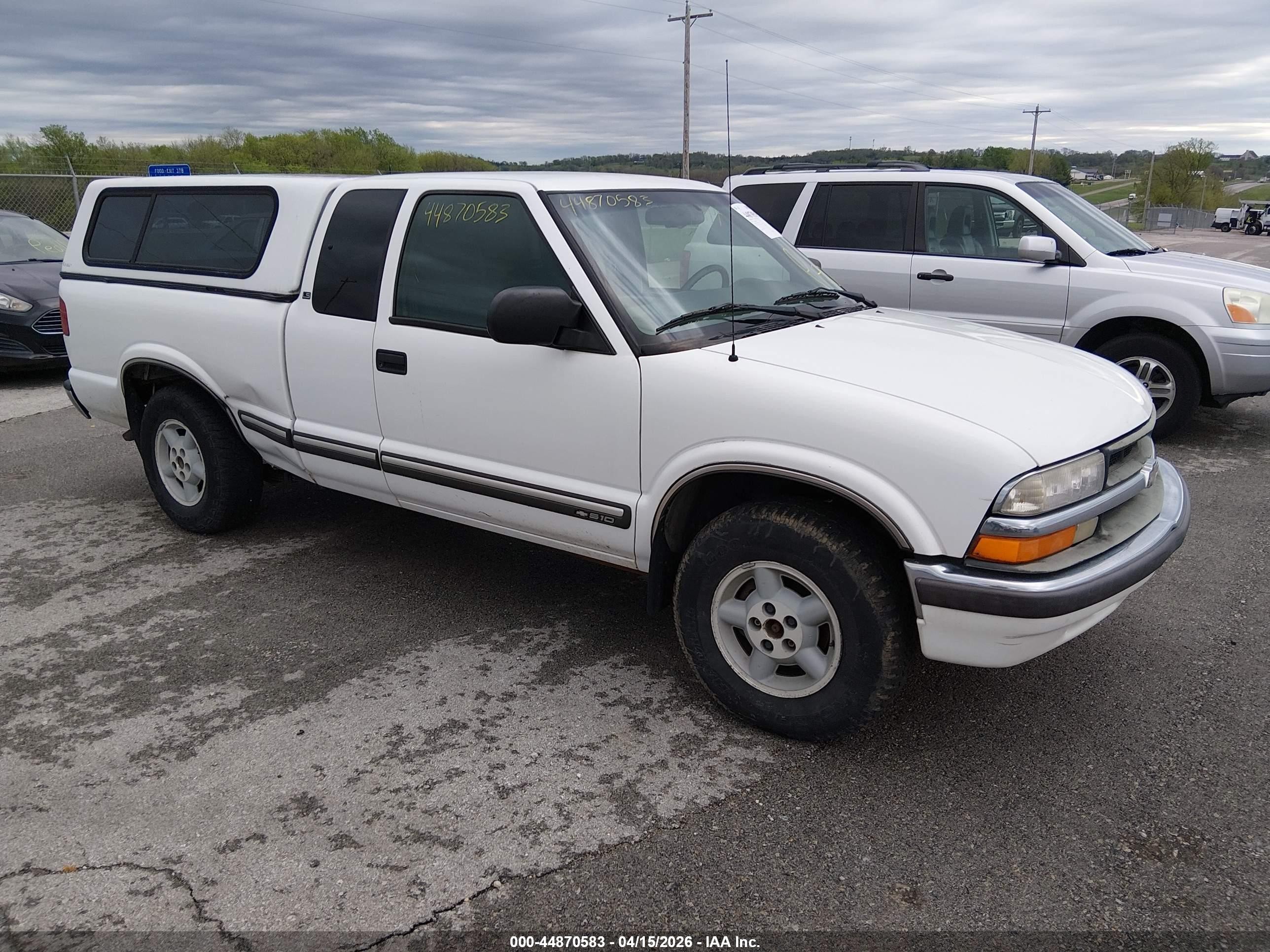 2000 Chevrolet S-10 LS, VIN 1GCDT19W4YK142275 — Side