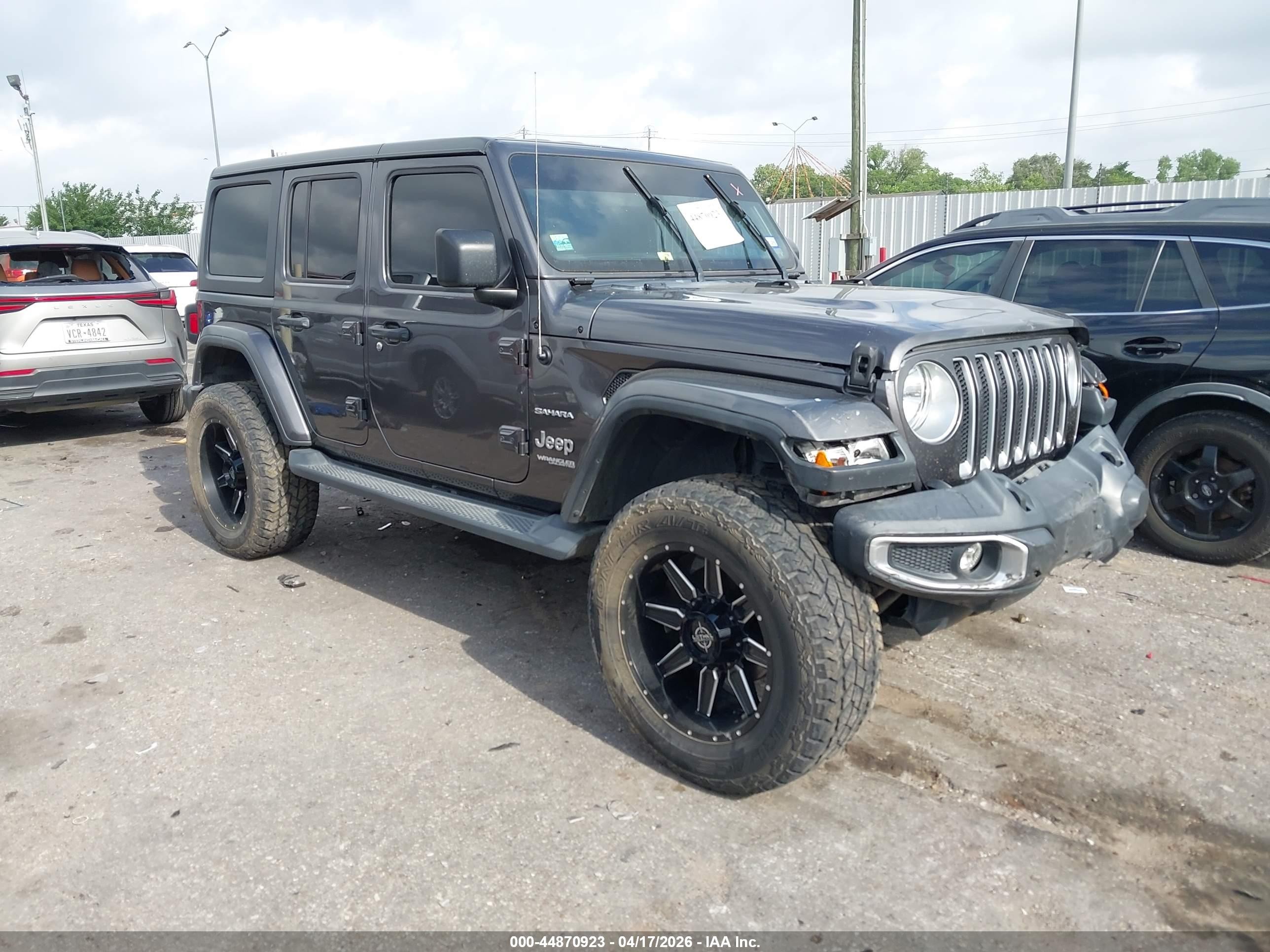 2018 Jeep Wrangler Unlimited Sahara, VIN 1C4HJXEGXJW125858 — Front end
