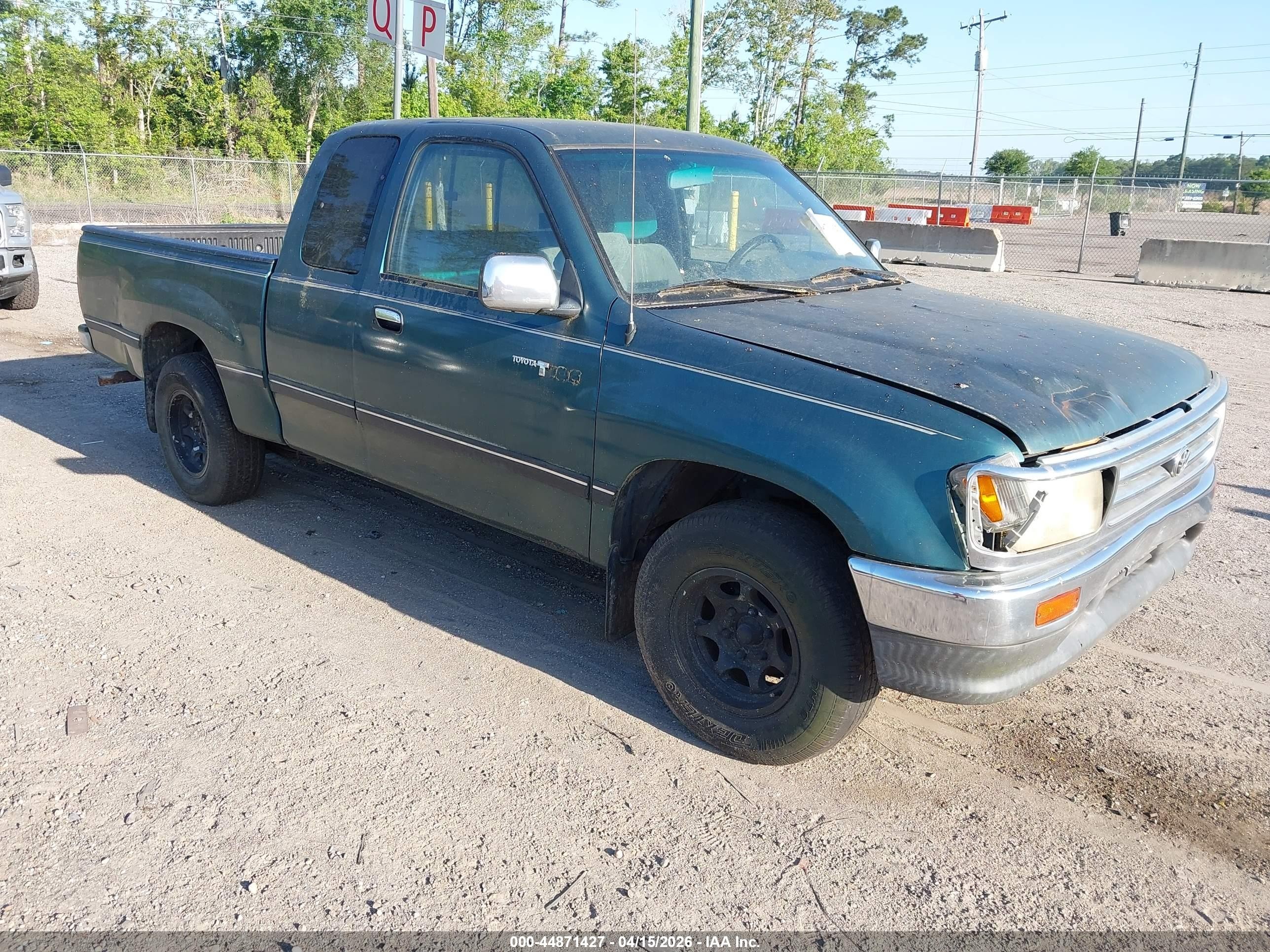 1997 Toyota T100 DX, VIN JT4TN12D0V0036556 — Front end
