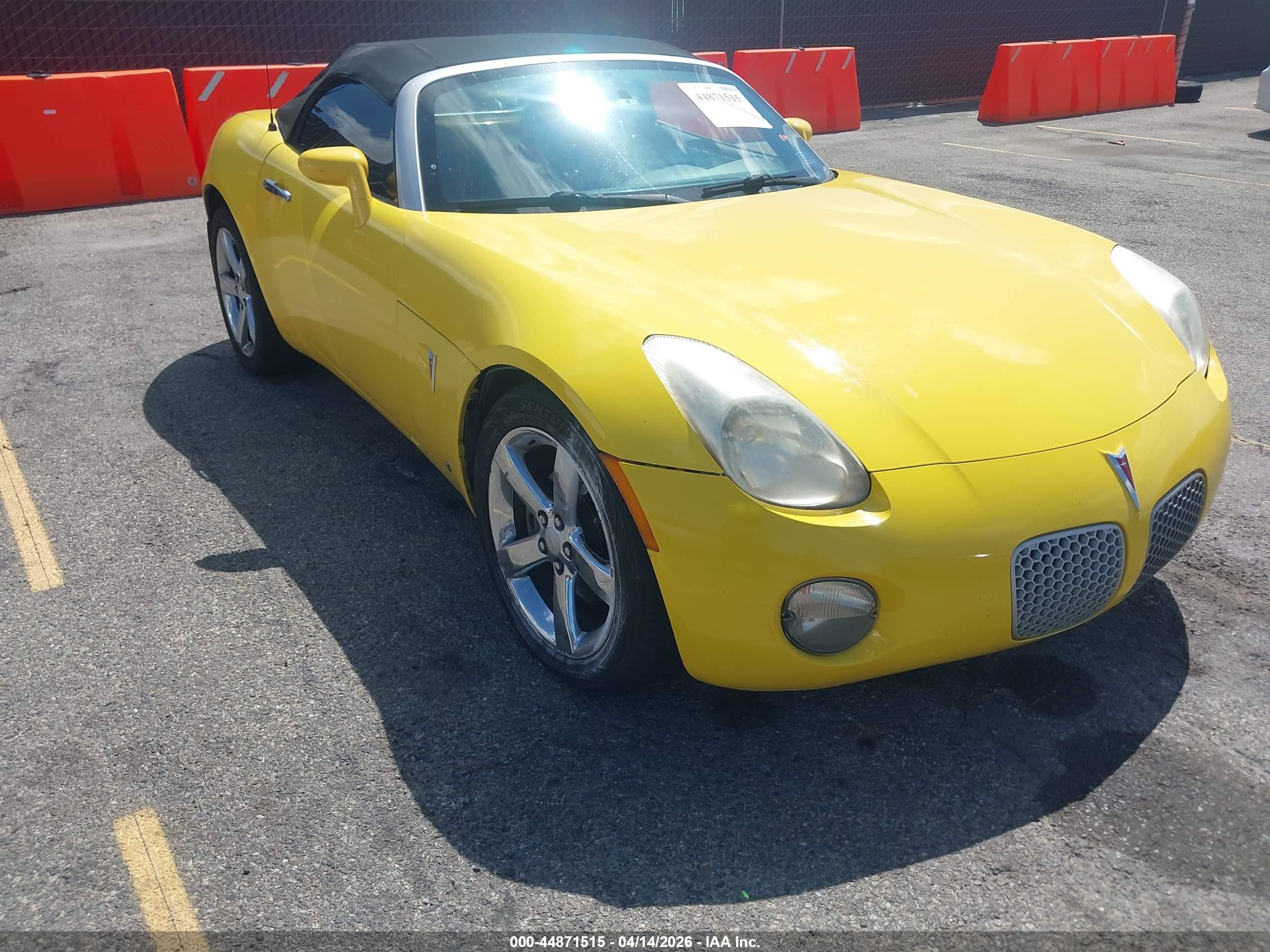 2007 Pontiac Solstice, VIN 1G2MB35B17Y104827 — Front end