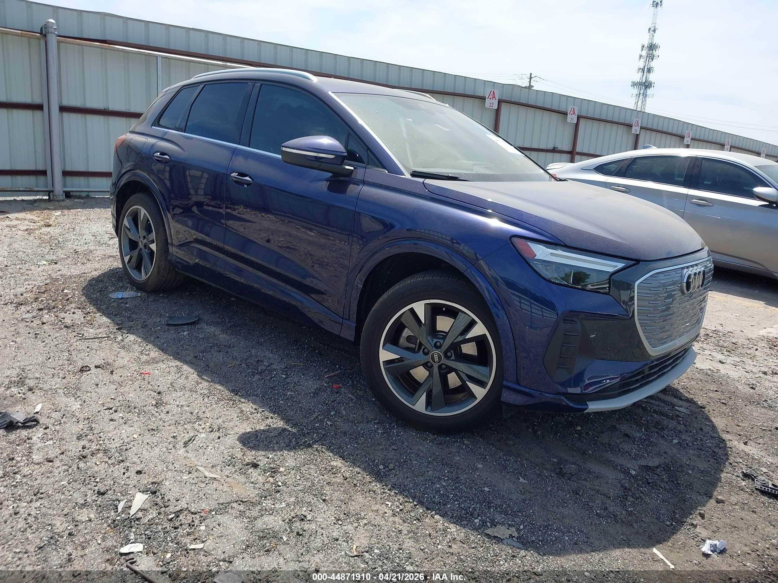 2022 Audi Q4 e-tron Premium Plus, VIN WA1H2BFZ0NP050405 — Бок