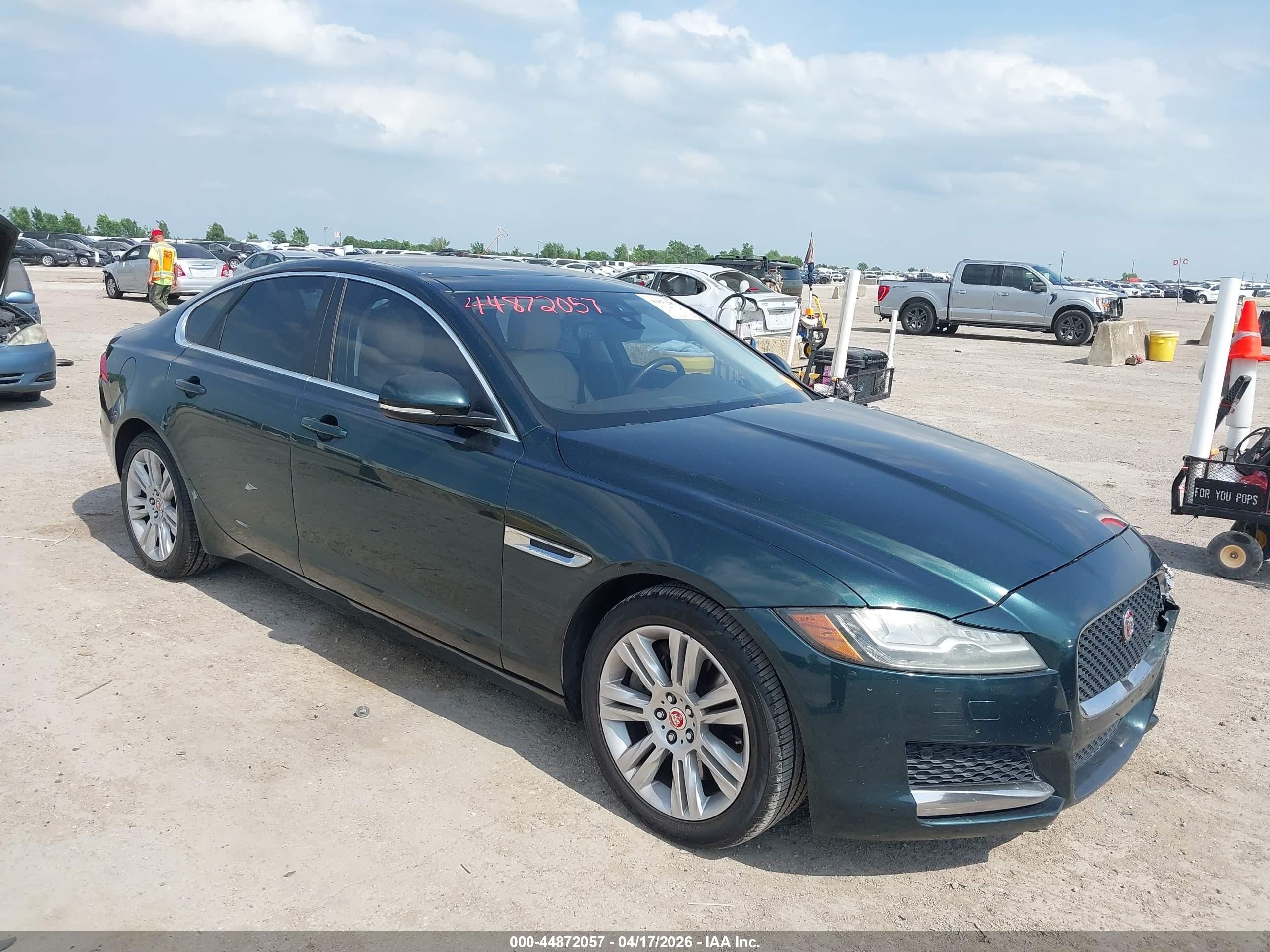 2016 Jaguar XF 35t Premium, VIN SAJBD4BV4GCY08178 — Перед
