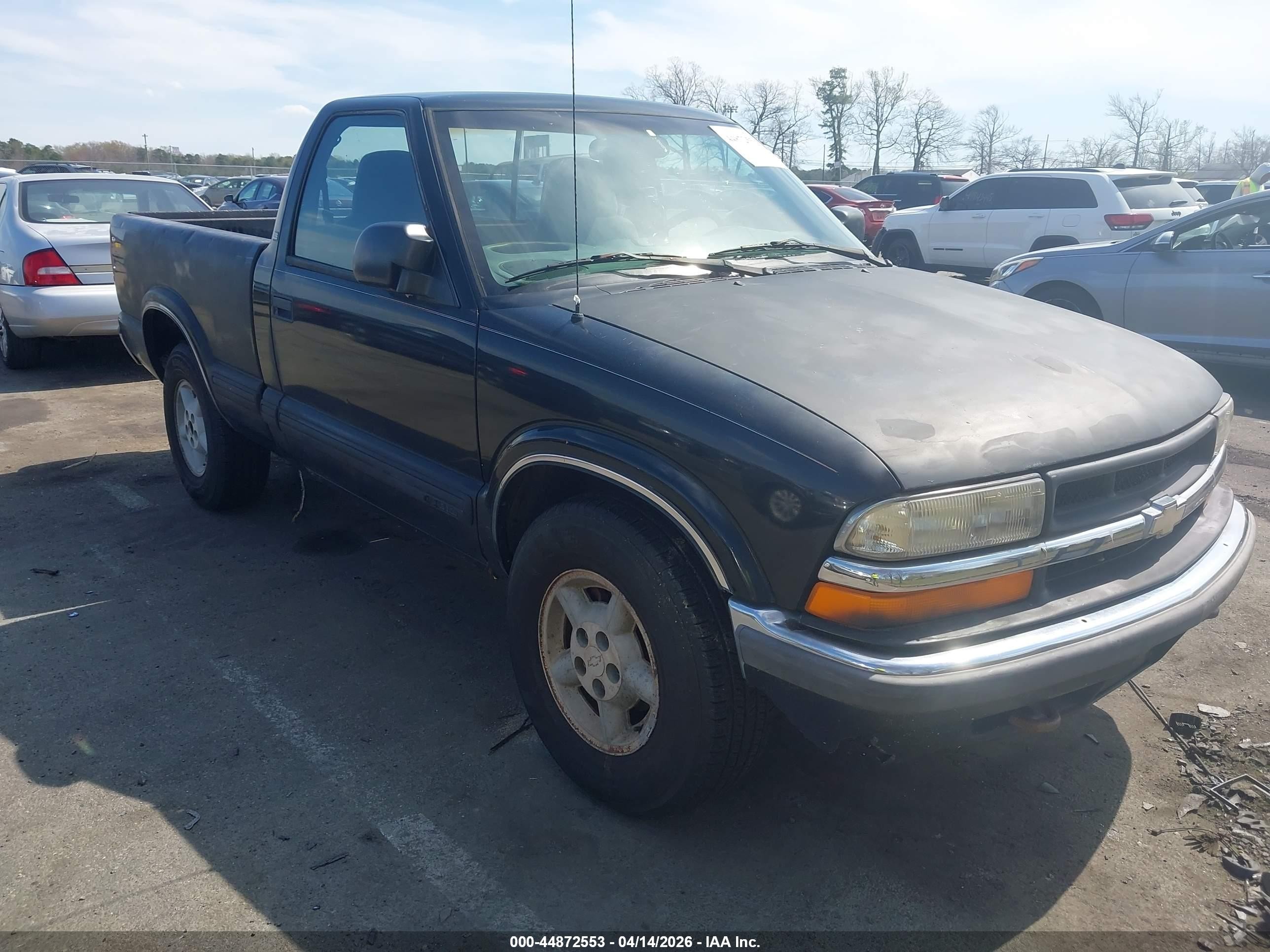 2000 Chevrolet S-10 LS, VIN 1GCDT14W3YK132103 — Rear end