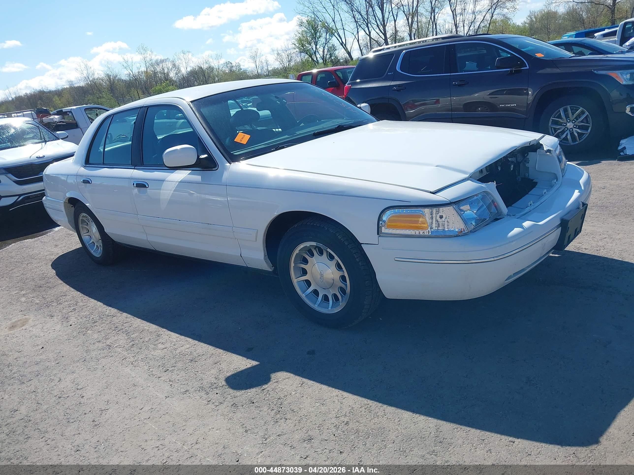 1999 Ford Crown Victoria LX, VIN 2FAFP74W8XX119266 — Front end