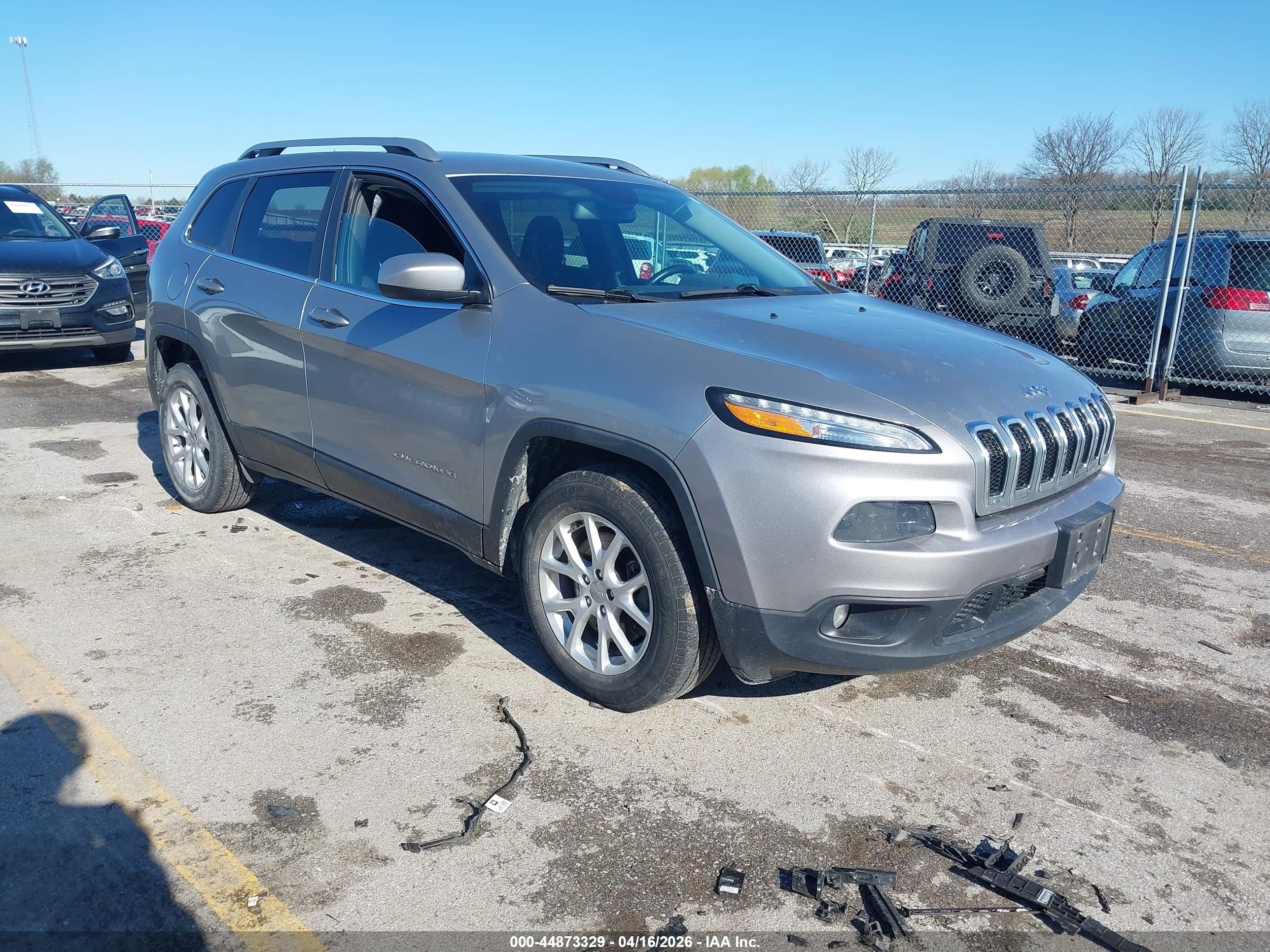 2015 Jeep Cherokee Latitude, VIN 1C4PJMCB6FW726354 — Град