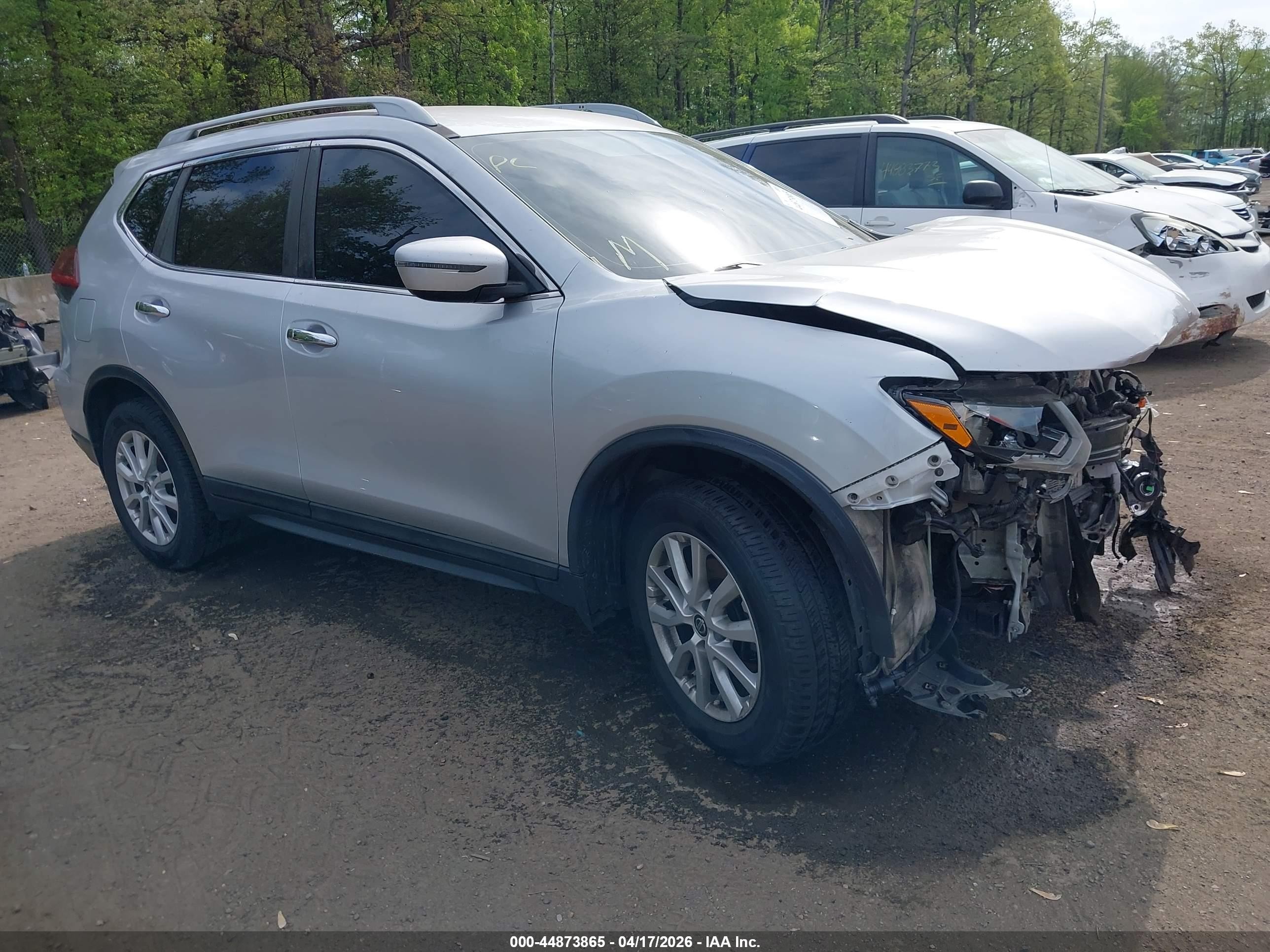 2018 Nissan Rogue SV, VIN 5N1AT2MV0JC769073 — Front end