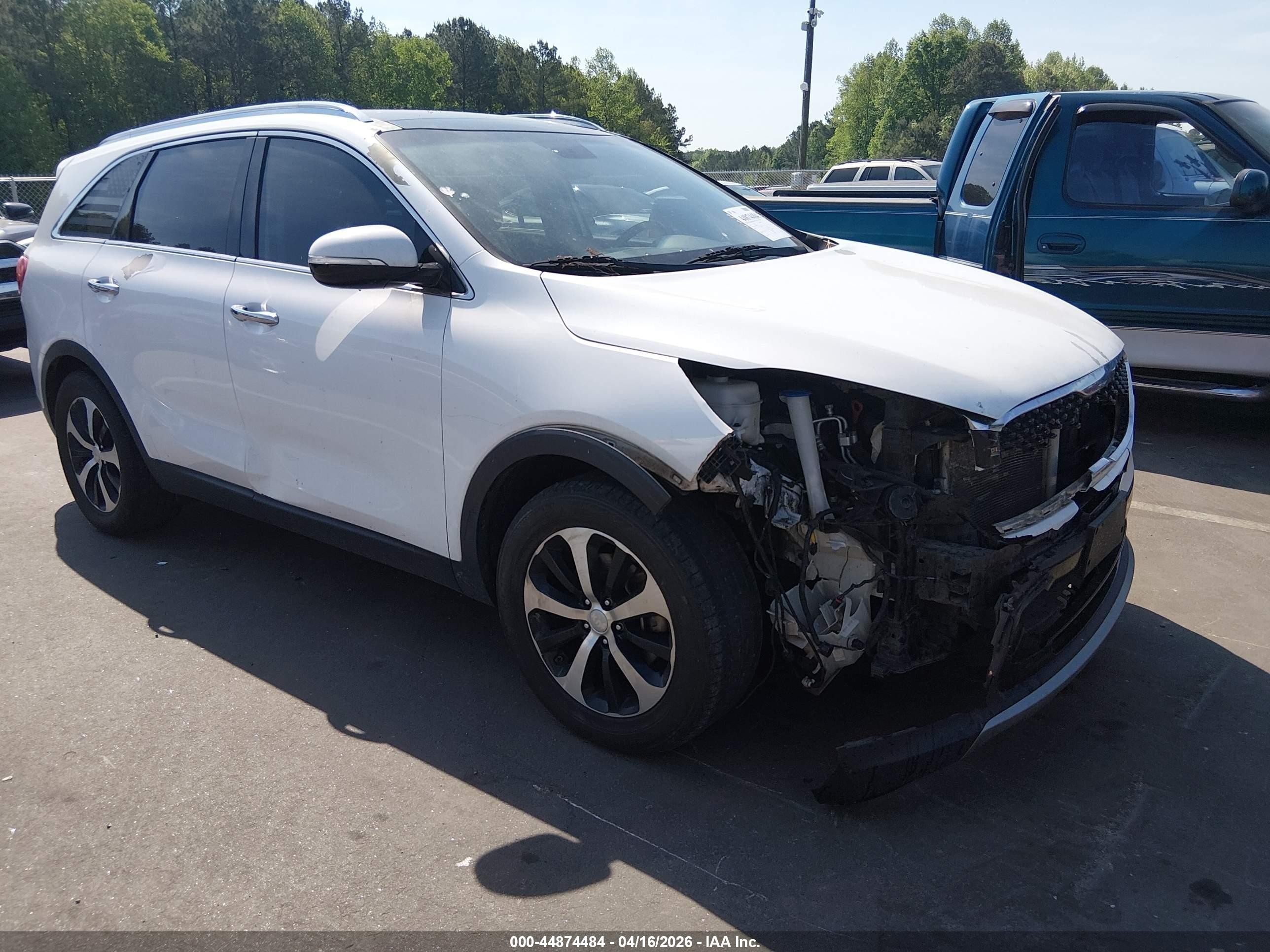 2016 Kia Sorento EX, VIN 5XYPH4A18GG056276 — Front end