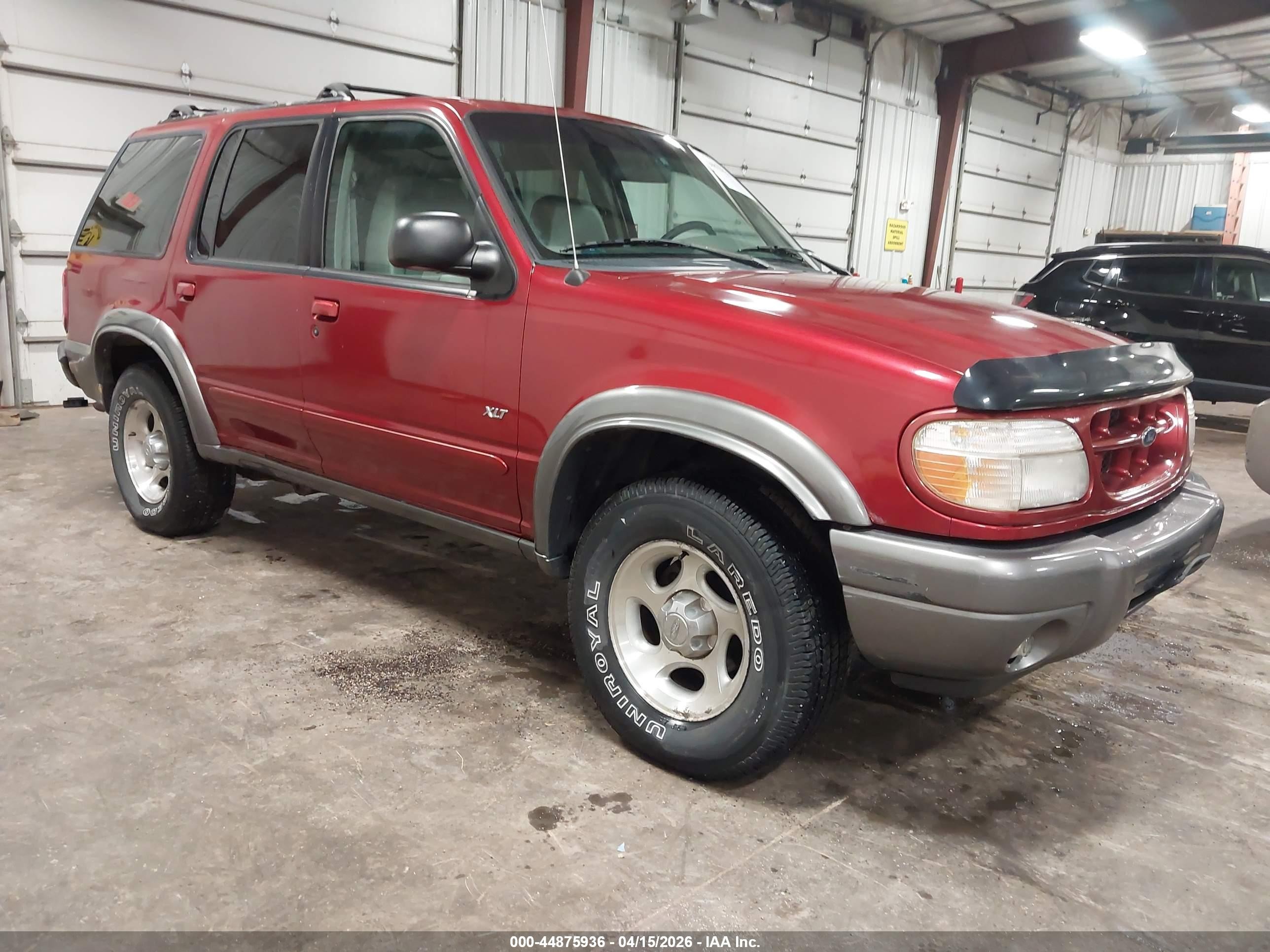 2000 Ford Explorer XLT, VIN 1FMZU73E4YZB30636 — Rear end