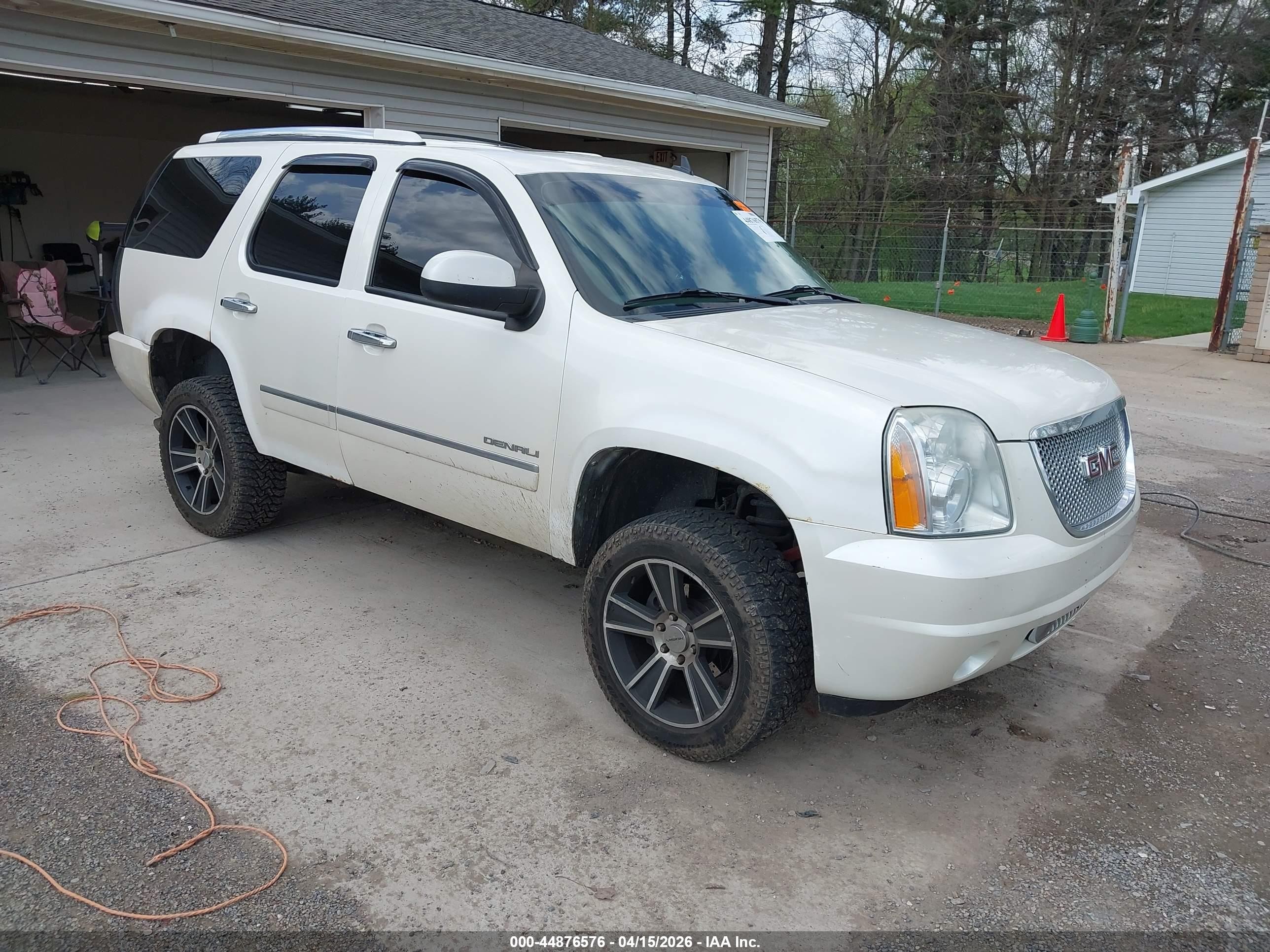 2011 GMC Yukon Denali, VIN 1GKS2EEF0BR124138 — Rear end