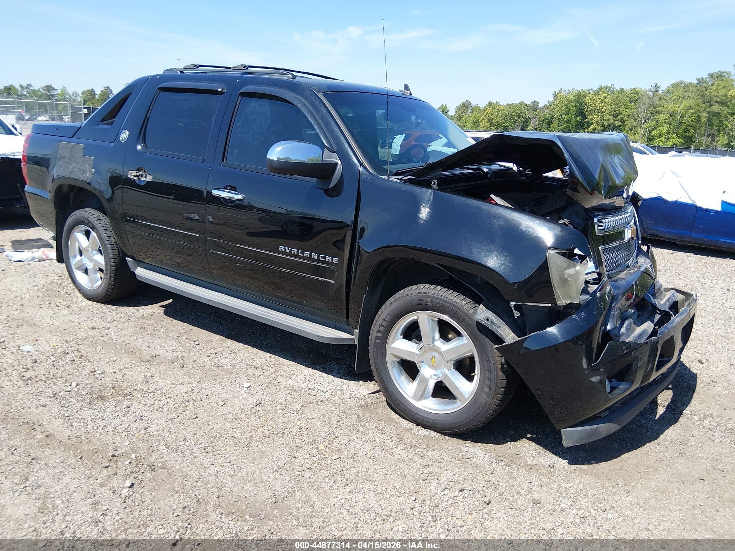 2013 Chevrolet Avalanche LT, VIN 3GNTKFE7XDG354536 — Front end