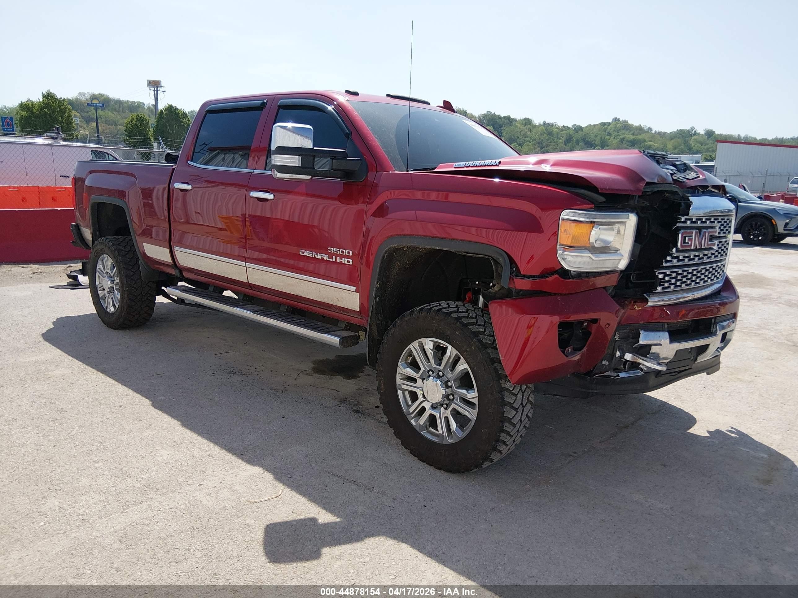 2019 GMC Sierra 2500HD Denali, VIN 1GT12SEY6KF192890 — Front end