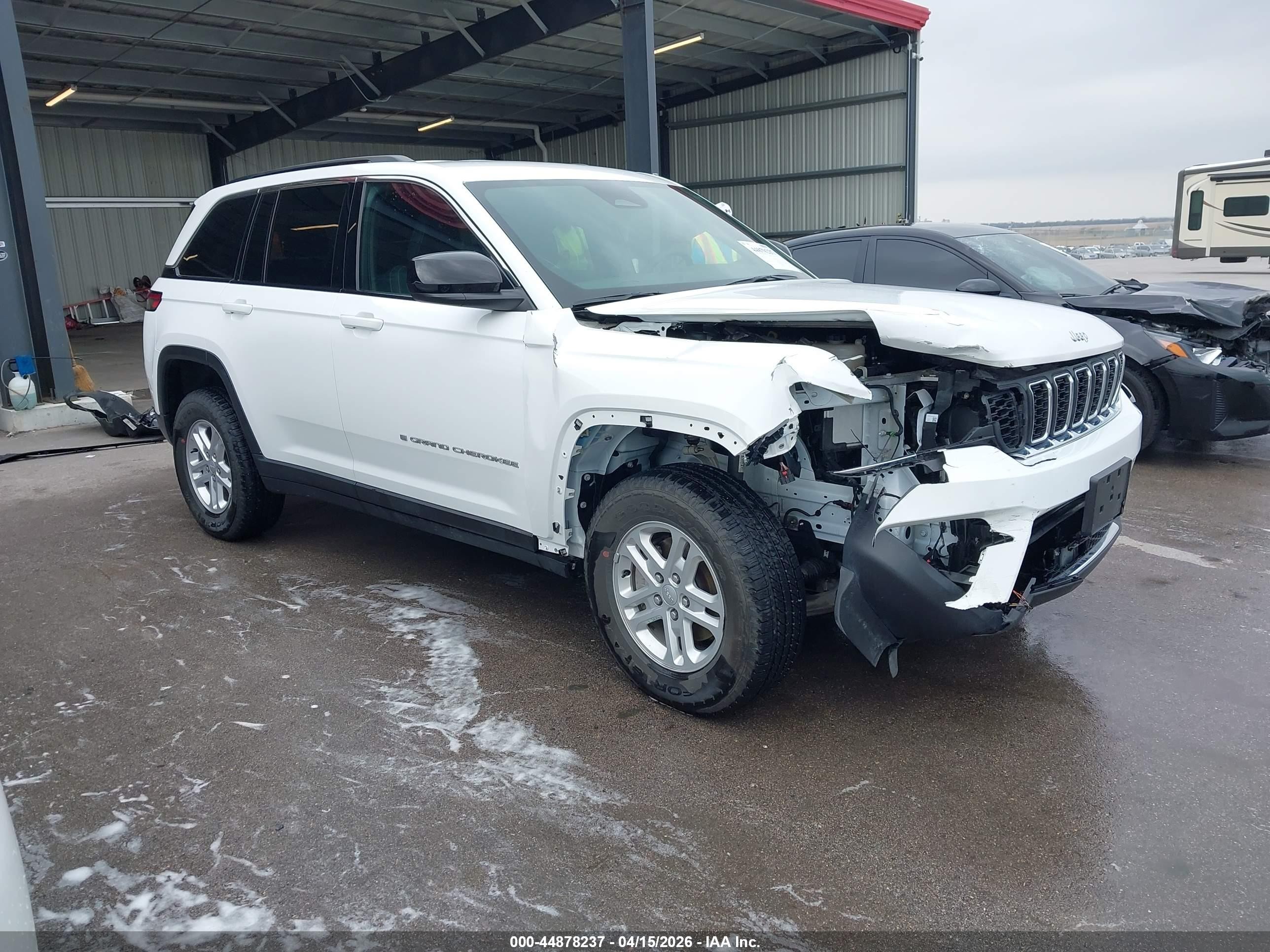 2025 Jeep Grand Cherokee Laredo X, VIN 1C4RJHAG8SC285238 — Front end