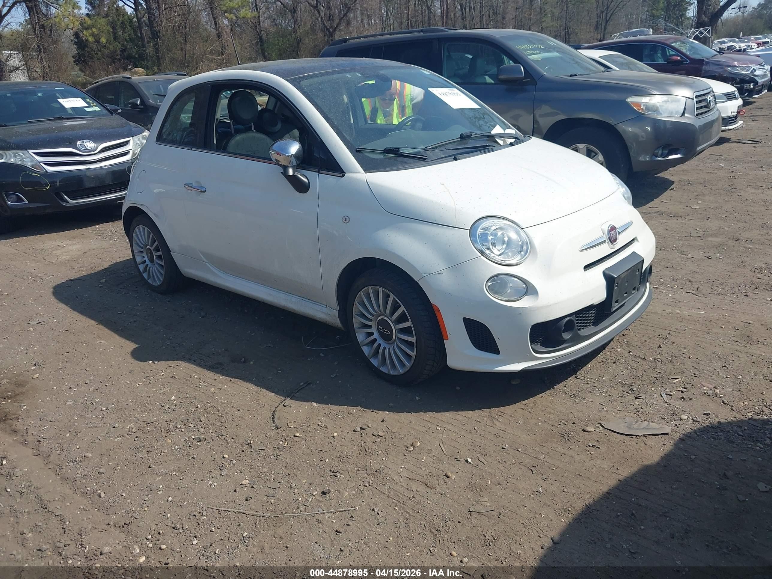 2018 FIAT 500 Lounge, VIN 3C3CFFCH8JT524263 — Днище