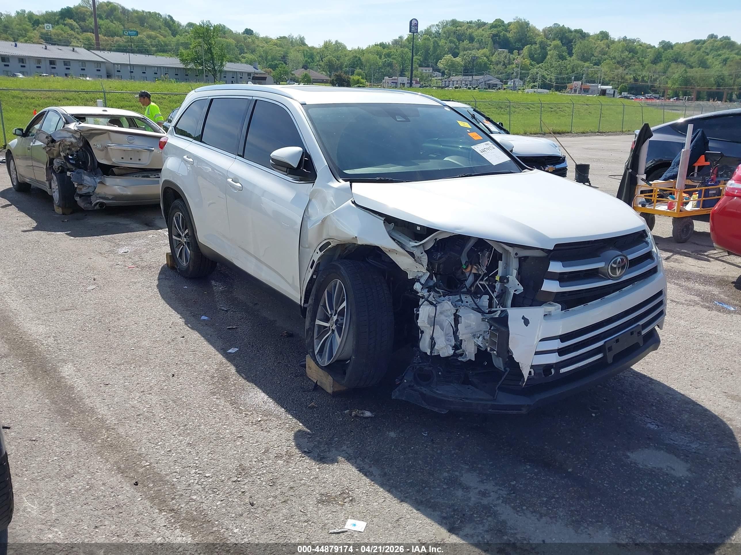 2019 Toyota Highlander XLE, VIN 5TDKZRFH7KS369132 — Перед