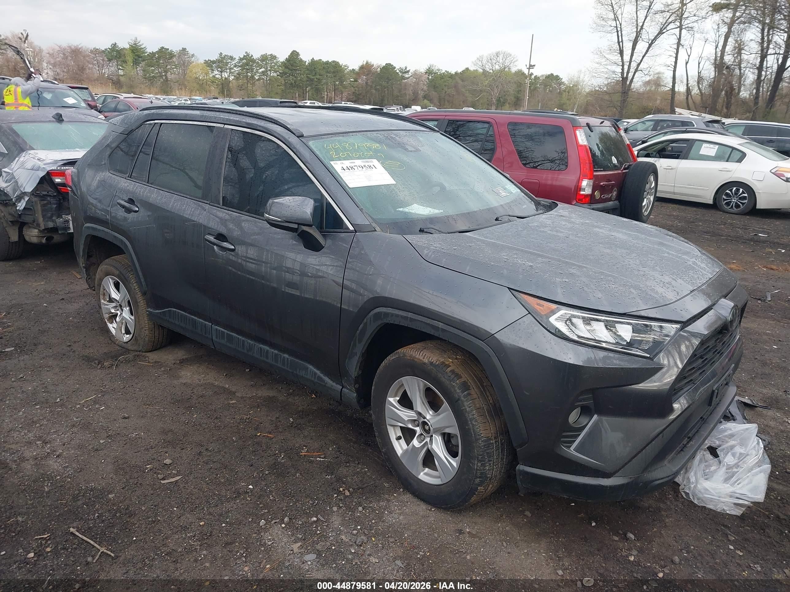 2020 Toyota RAV4 XLE, VIN 2T3P1RFV1LC121561 — Side