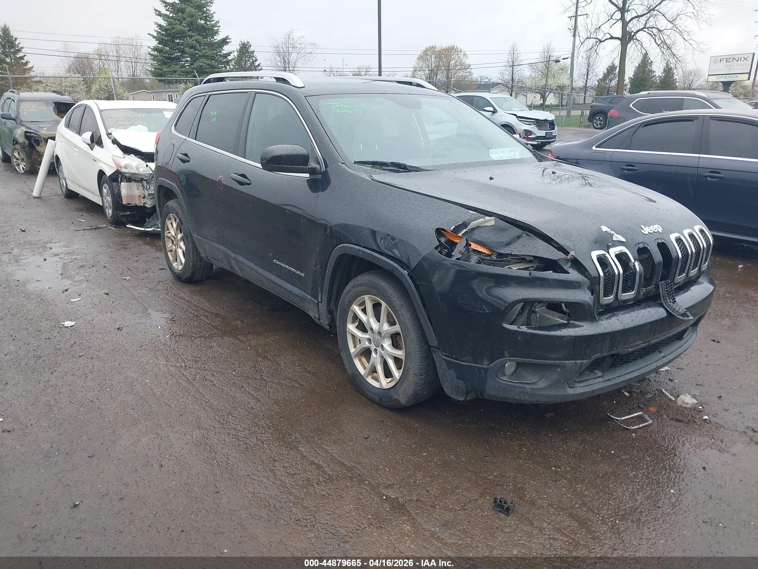 2015 Jeep Cherokee Latitude, VIN 1C4PJLCBXFW761229 — Перед