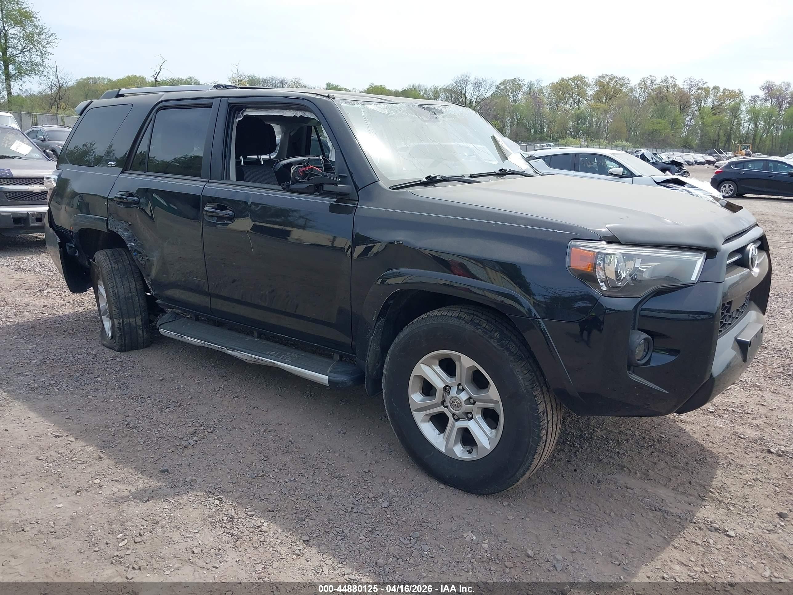 2021 Toyota 4Runner SR5, VIN JTEMU5JR2M5949747 — Side