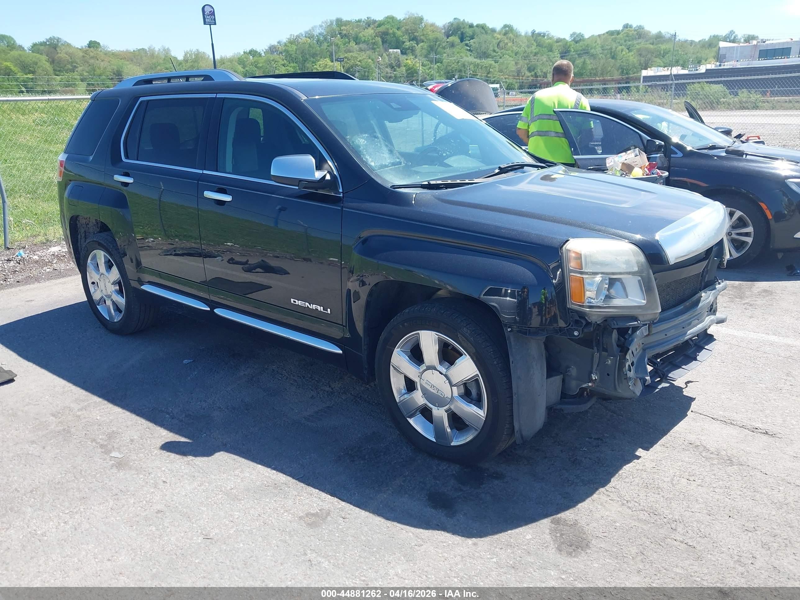 2015 GMC Terrain Denali, VIN 2GKFLUE32F6292007 — Перед