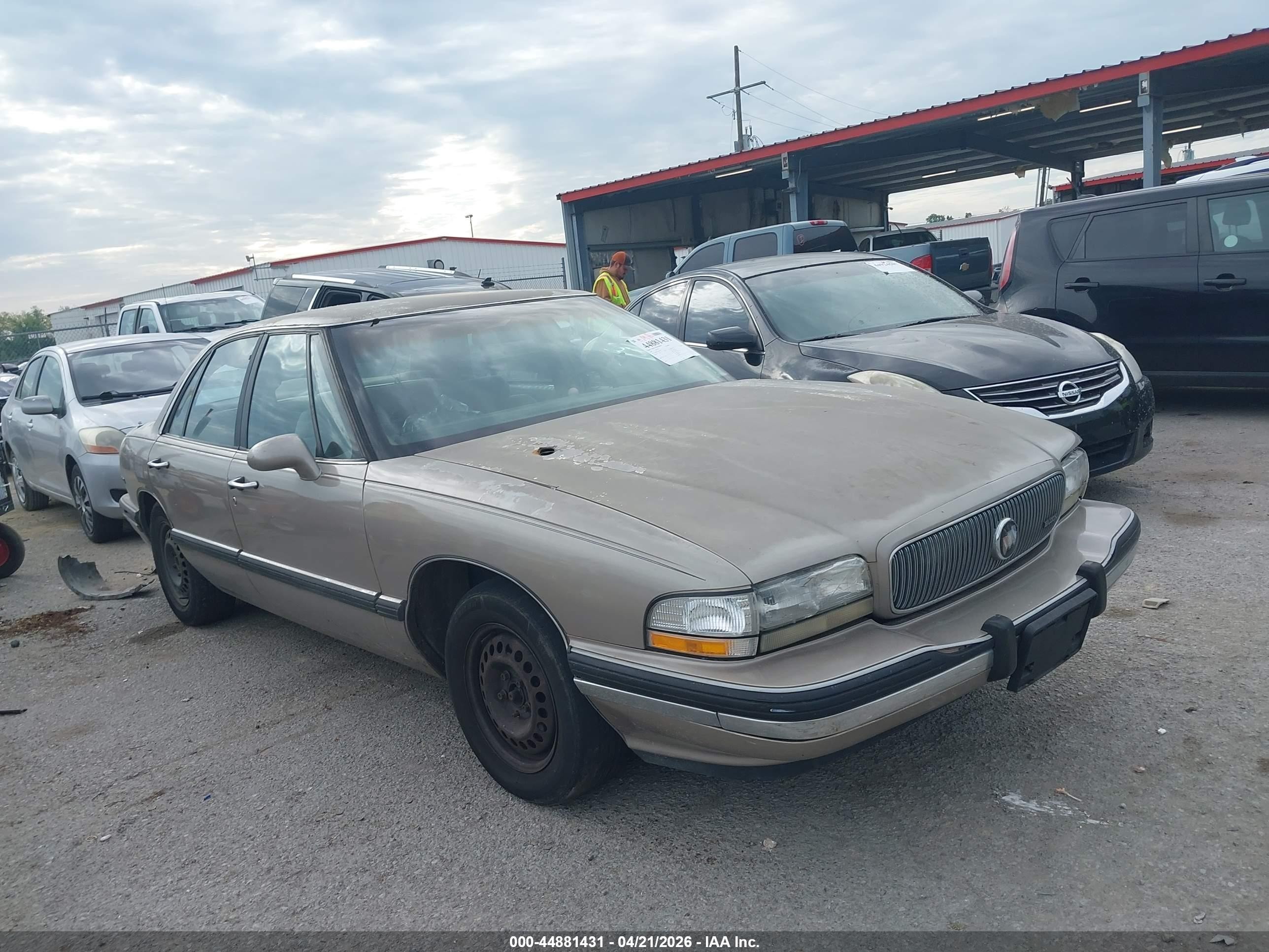 1992 Buick LeSabre Custom, VIN 1G4HP53L3NH452725 — Front end