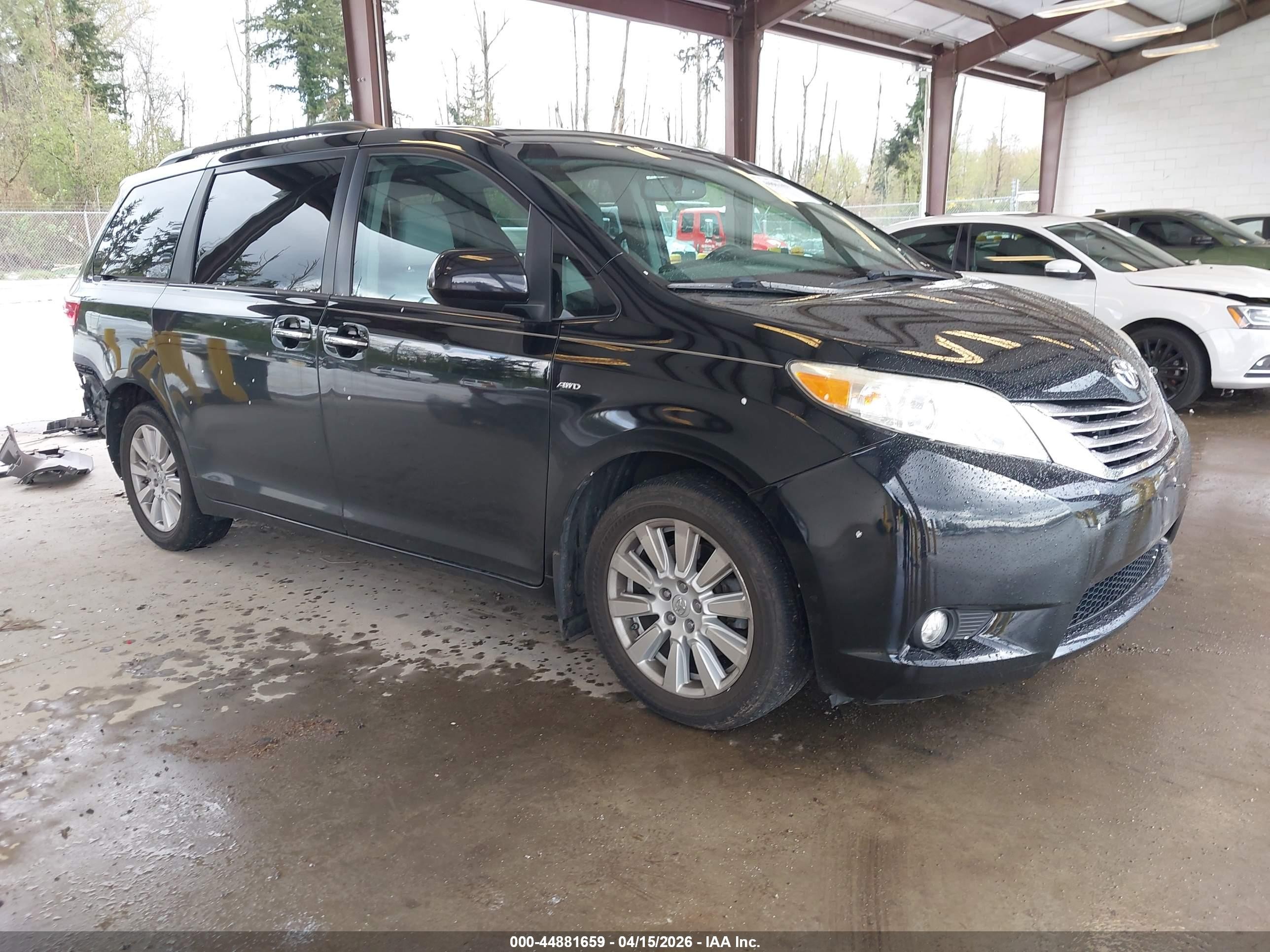 2017 Toyota Sienna XLE, VIN 5TDDZ3DC9HS182495 — Rear end