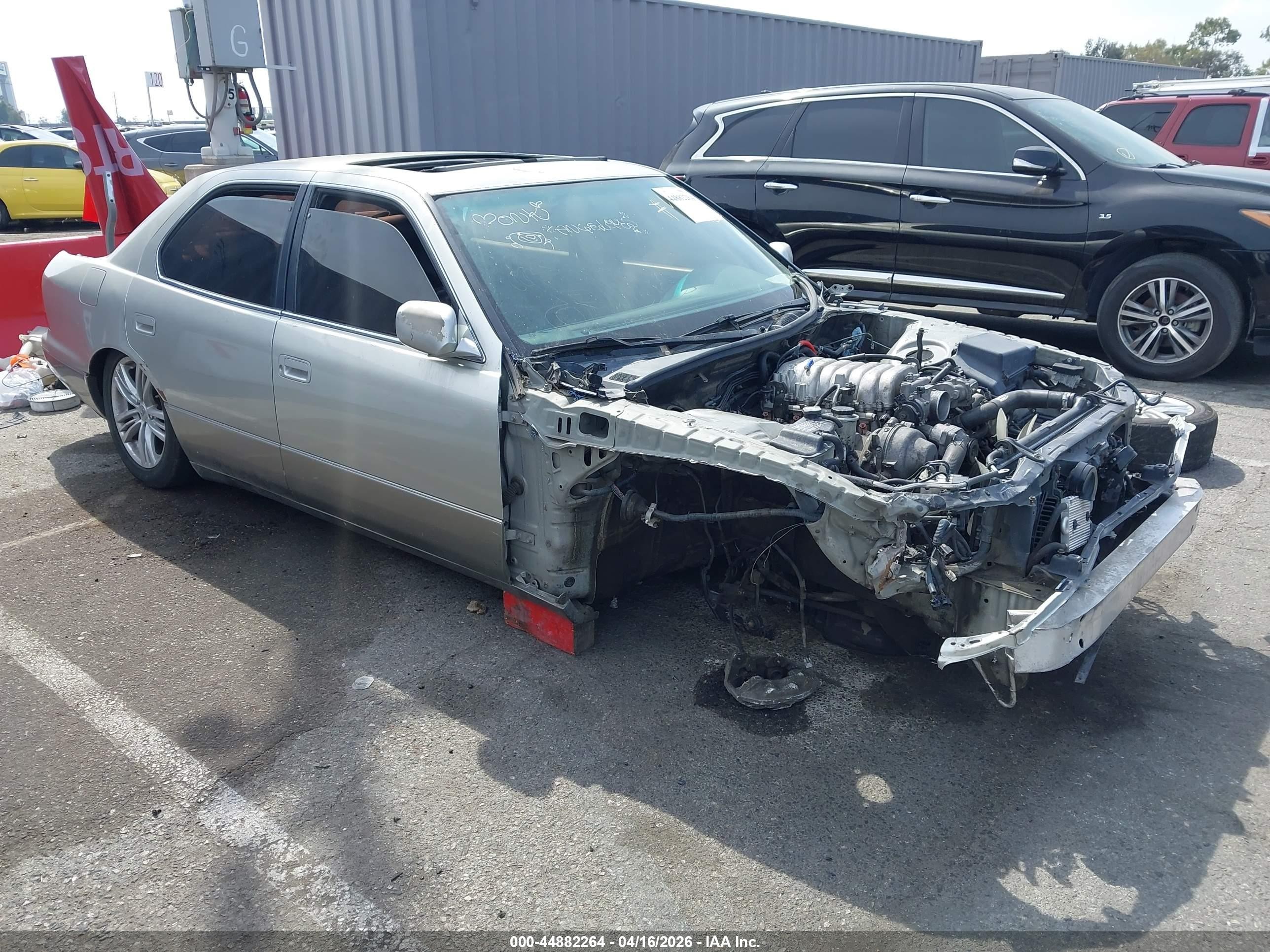 2000 Lexus LS 400, VIN JT8BH28F7Y0180433 — Normal wear