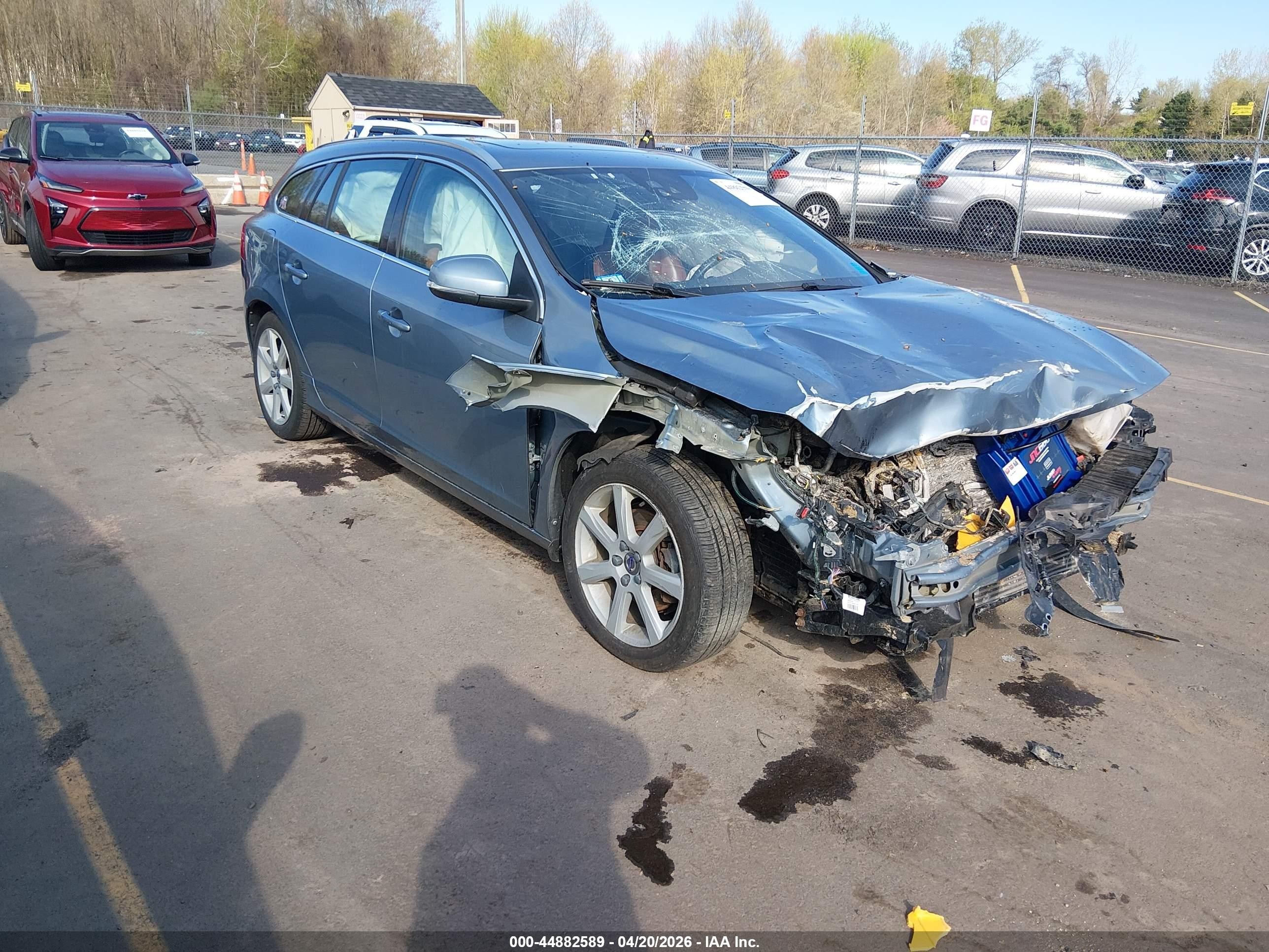 2017 Volvo V60 Platinum, VIN YV140MEM2H1358107 — Перед
