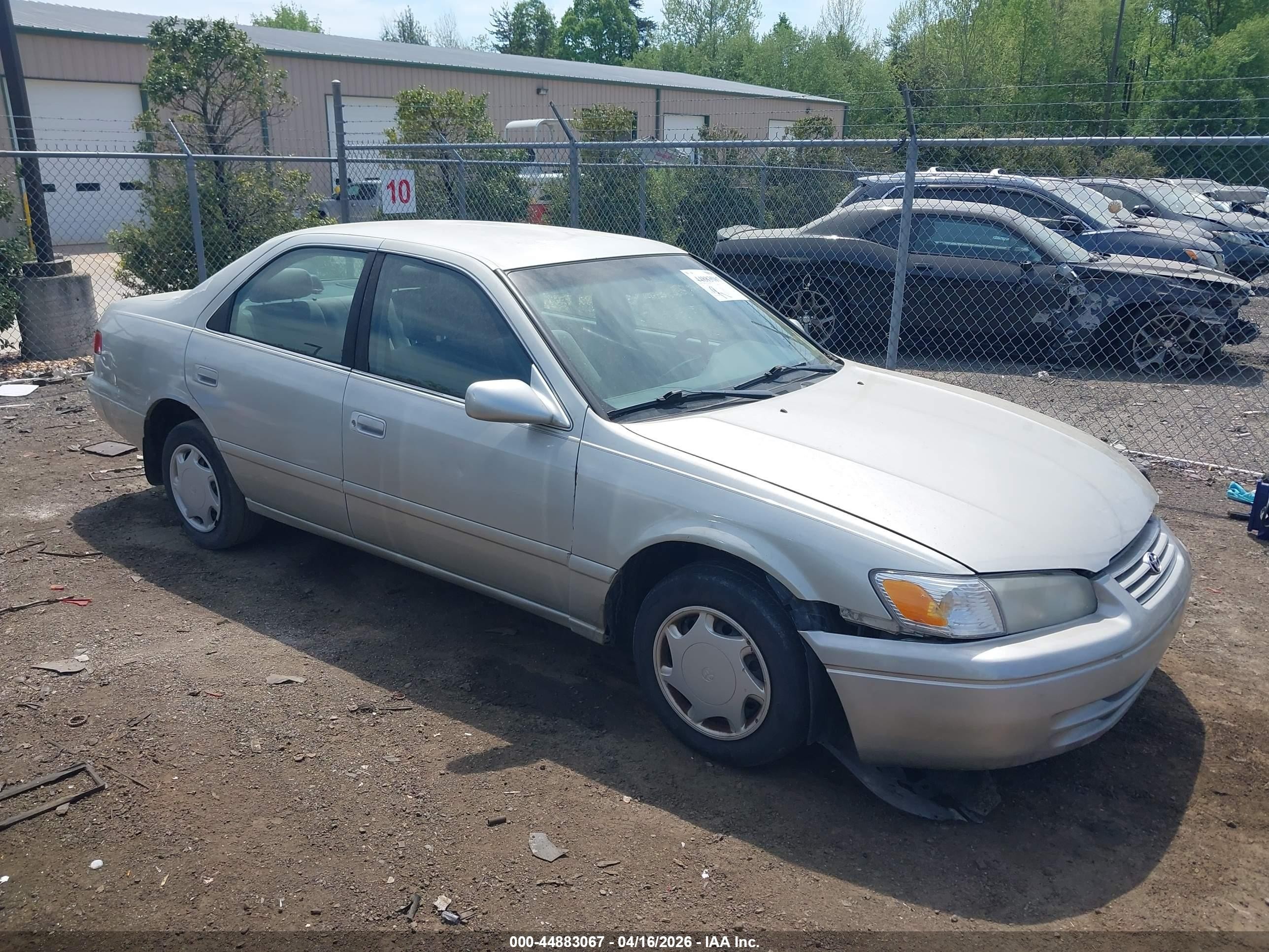 2000 Toyota Camry CE, VIN 4T1BG22K9YU012405 — Front end