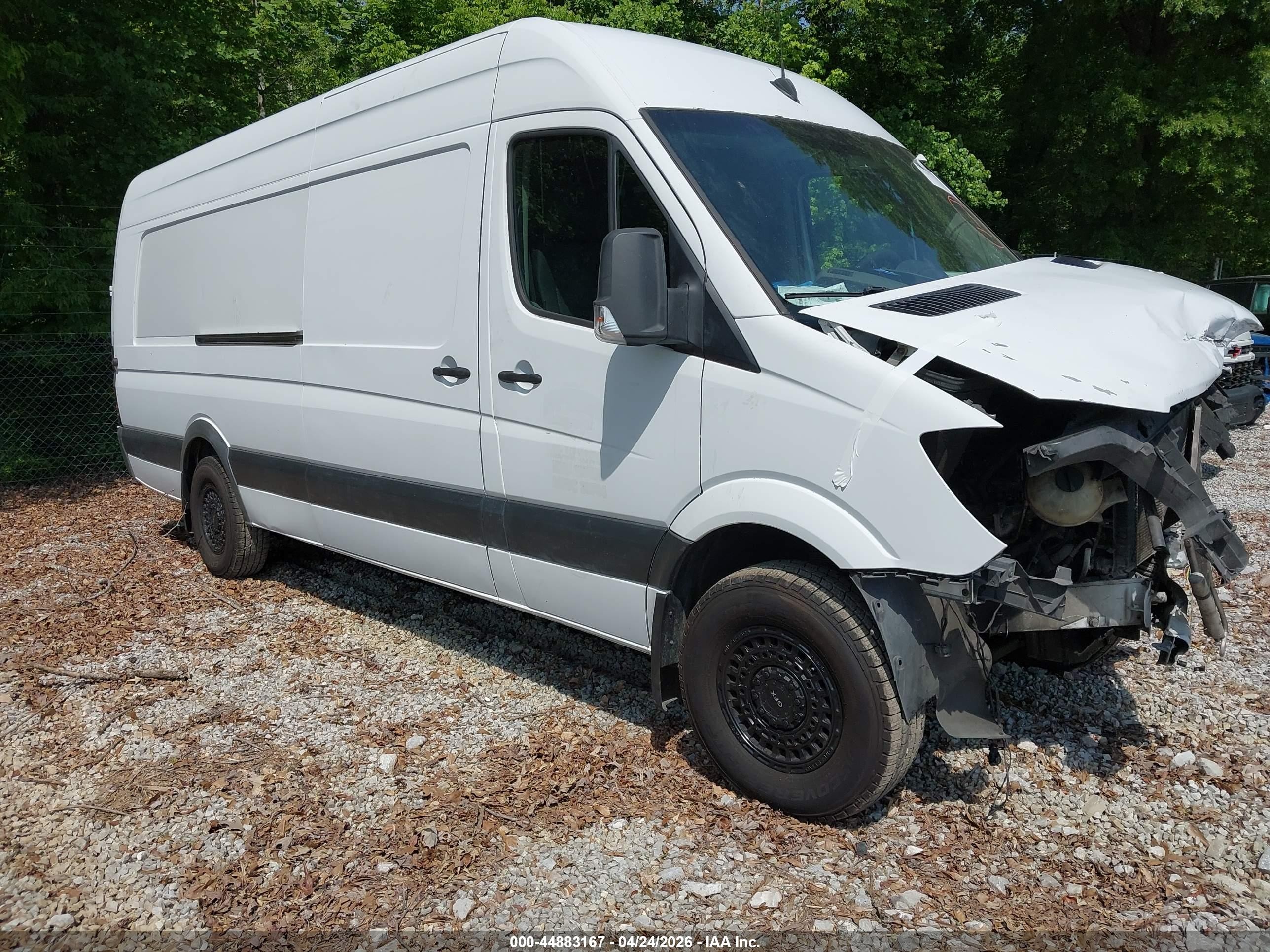 2017 Mercedes-Benz Sprinter Cargo Worker, VIN WD3PE8CD6HP500402 — Перед