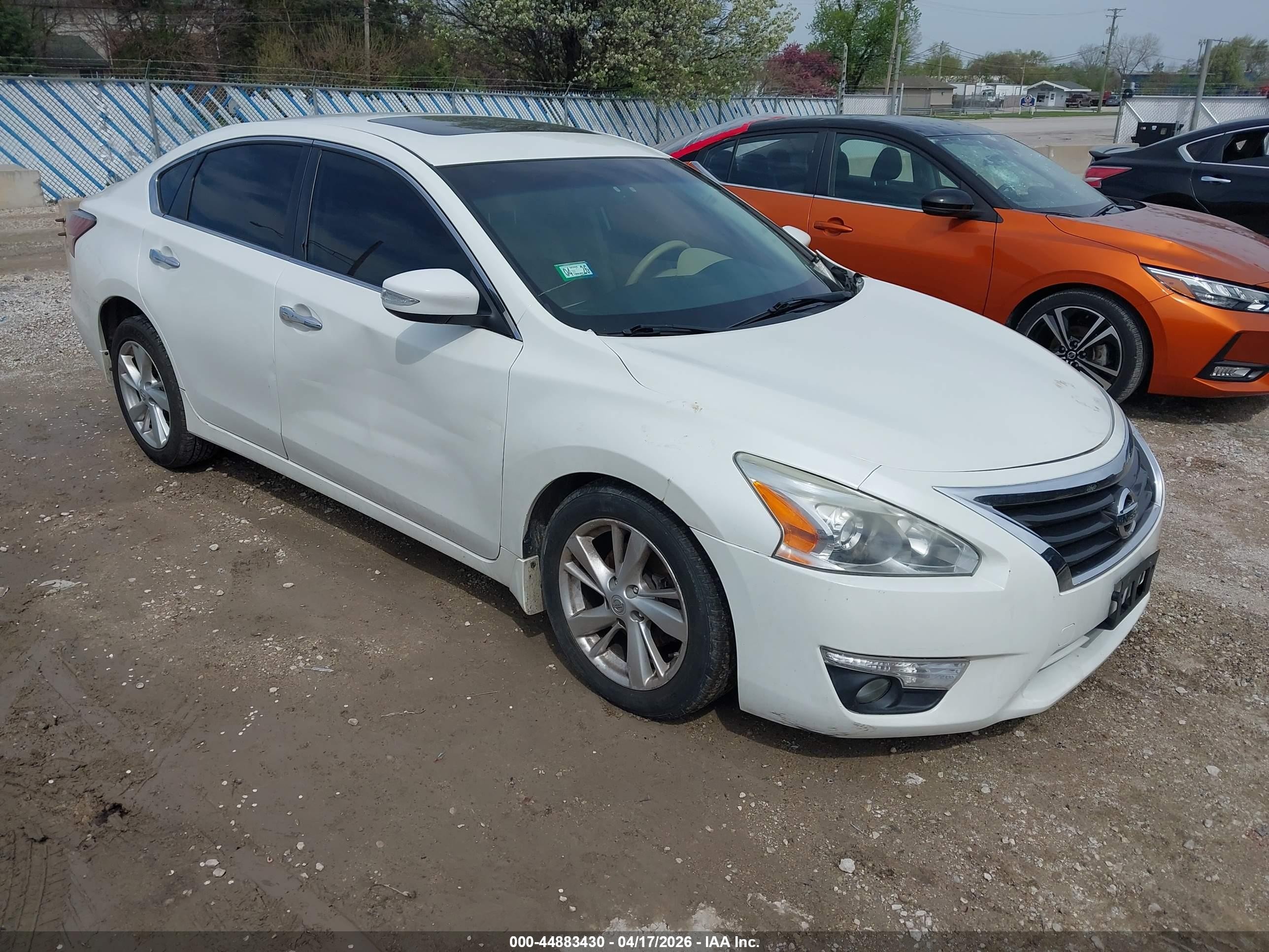 2014 Nissan Altima 2.5, VIN 1N4AL3AP8EN241510 — Front end